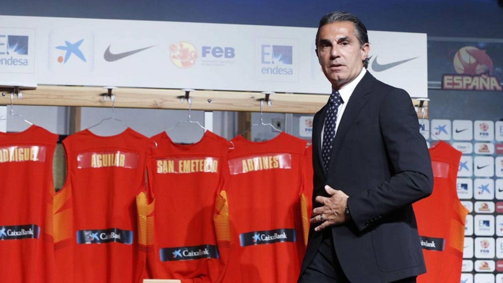 Sergio Scariolo posa con las camisetas de la selección española