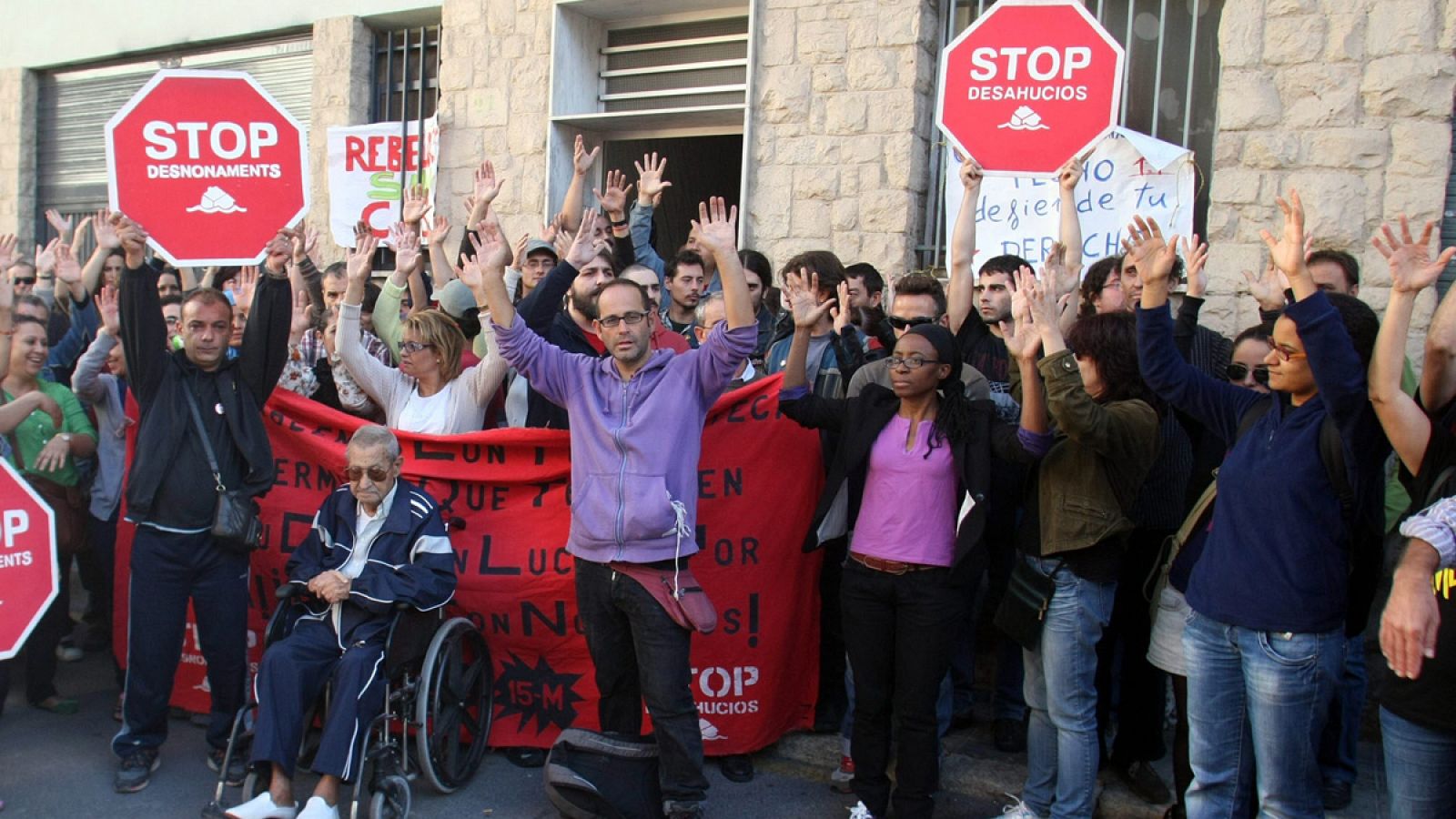 Un grupo de personas protestan contra un desahucio en una imagen de archivo
