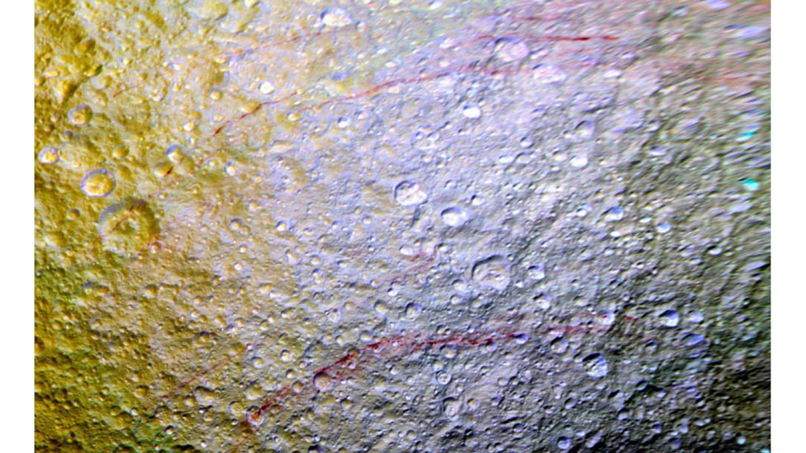 La NASA ha hallado sobre la superficie de Tetis, una de las lunas de Saturno, unas misteriosas manchas rojas de forma alargada