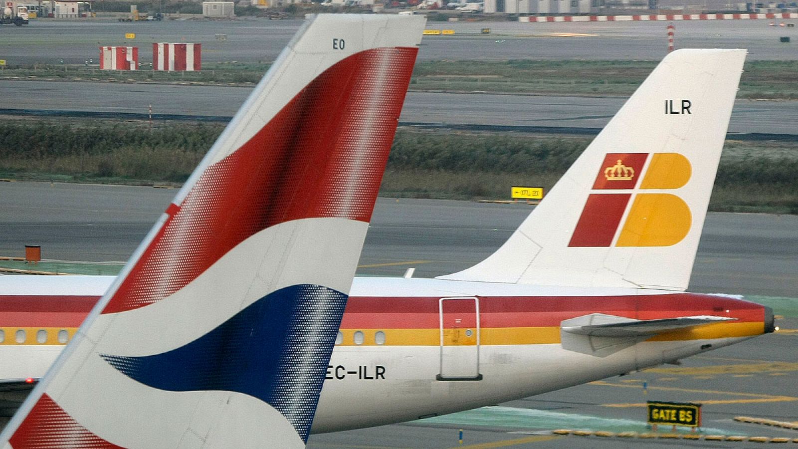 Un avión de British Airways (derecha) junto a otro de Iberia en el aeropuerto de Barcelona en una imagen de archivo