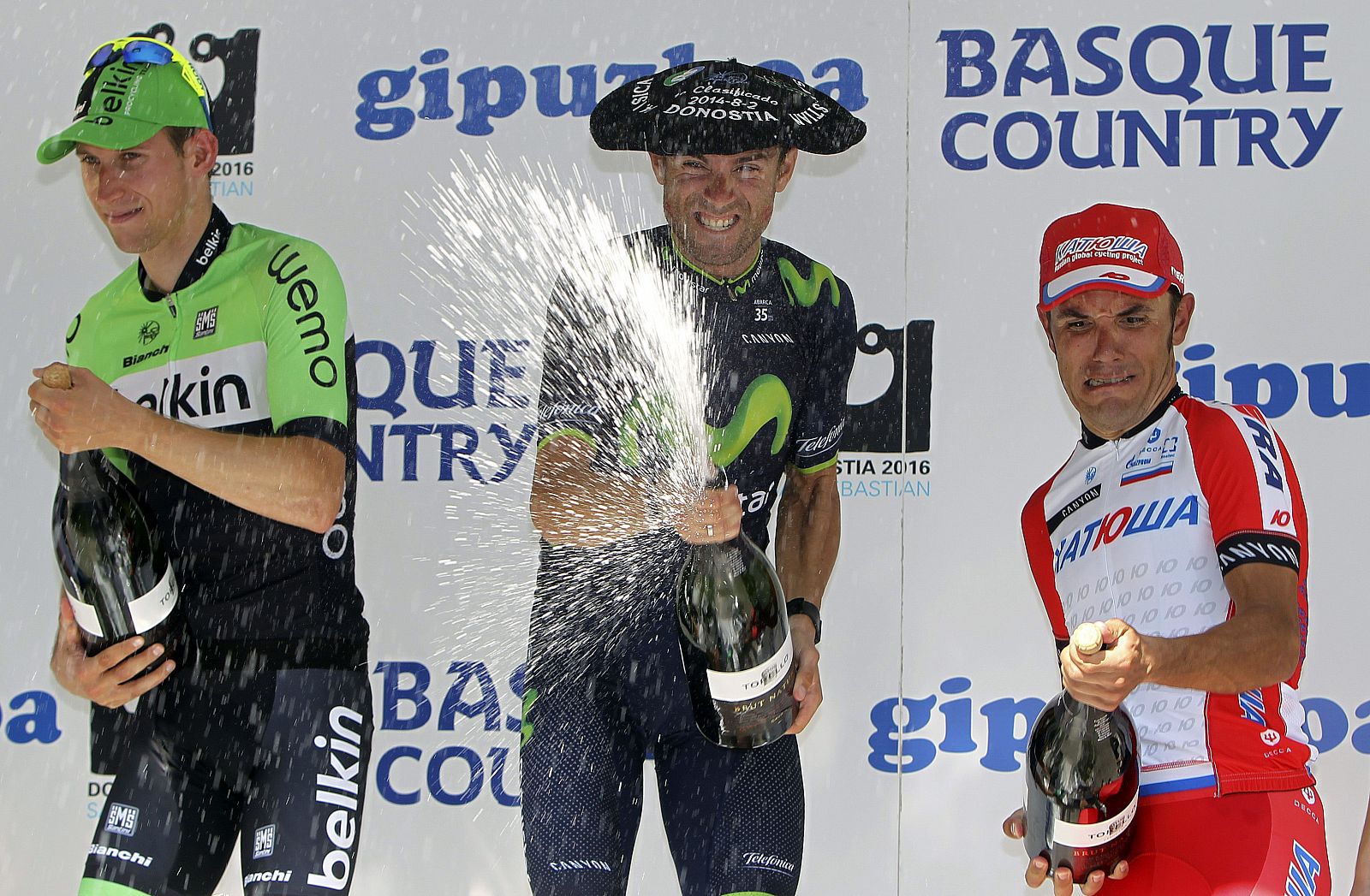 Alejandro Valverde (c) junto a Bauke Mollema (Belking) (i) y Joaquim "Purito" Rodríguez (d) (Katusha) en el podio tras lograr la primera, segunda y tercera posición, respectivamente, en la 34 edición de la Clásica San Sebastián.
