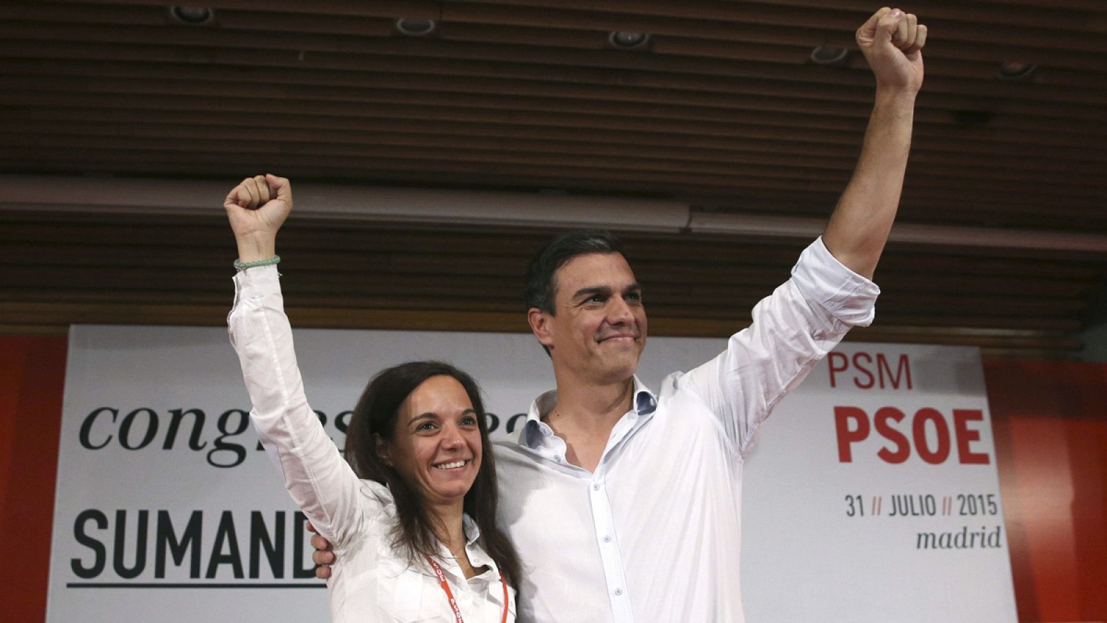 Pedro Sánchez y la nueva secretaria del PSM, Sara Hernández, durante el congreso regional extraordinario del partido en Madrid