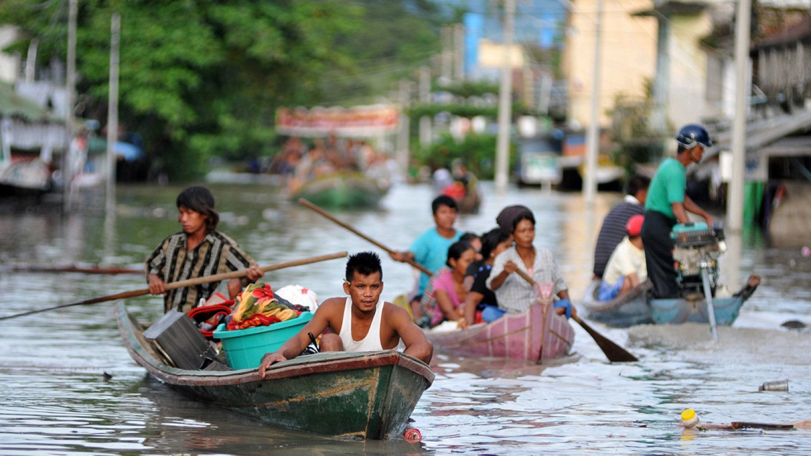 Algunos residentes de las zonas de Kalay, al norte de Myanmar, viajan por las calles en botes tras las inundaciones