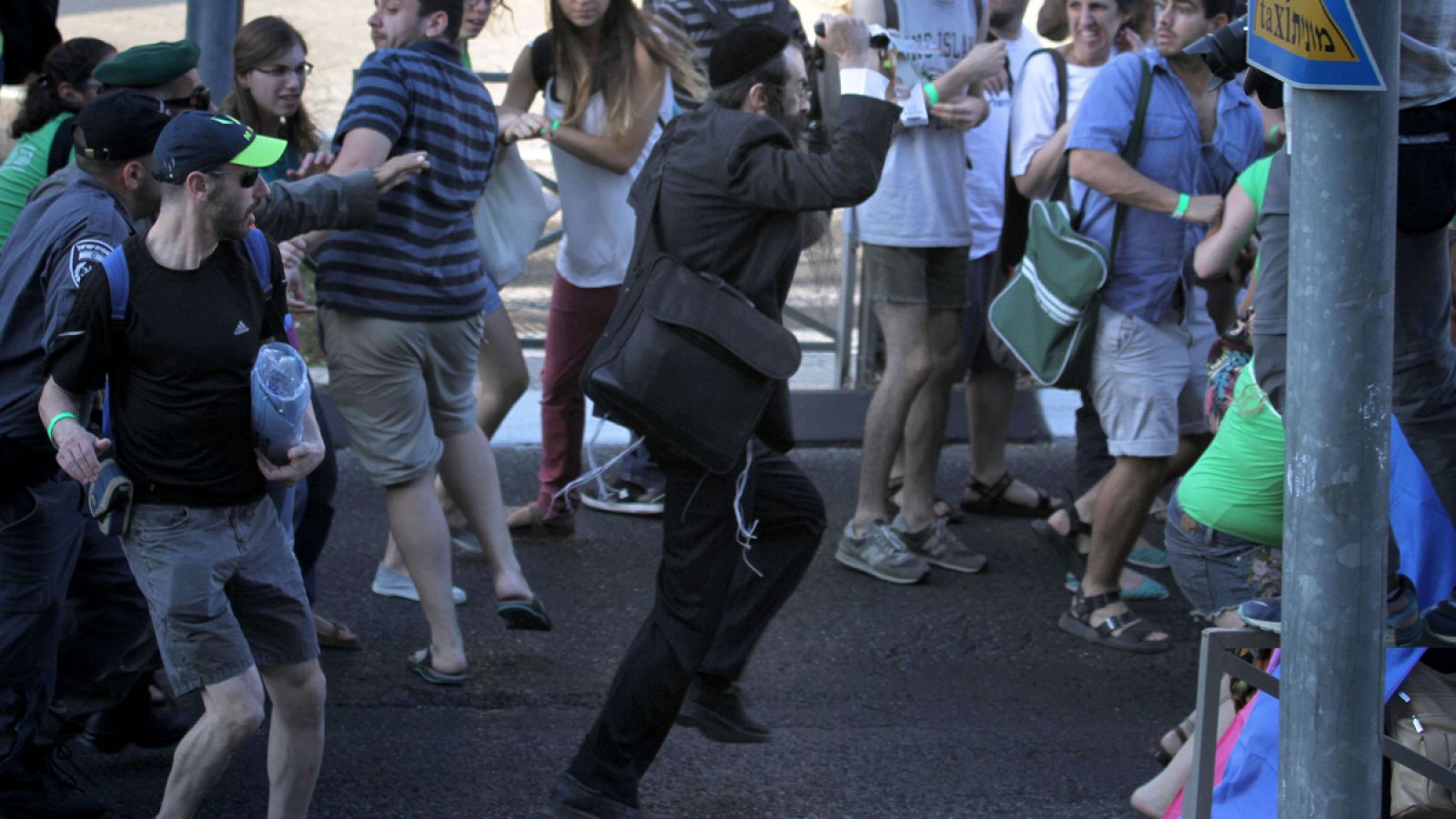 Un atacante ortodoxo se lanza con un cuchillo en mano a un grupo de manifestantes en la Marcha del Orgullo Gay, en Jerusalén