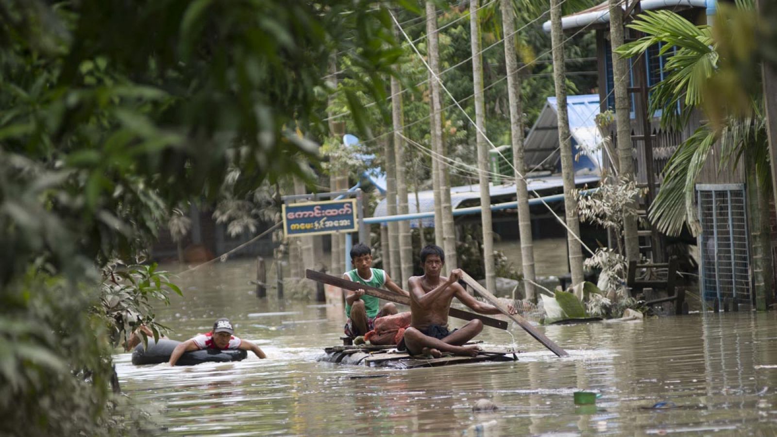 Afectados por las inundaciones en Birmania recorren las calles de Kalay en el norte del país