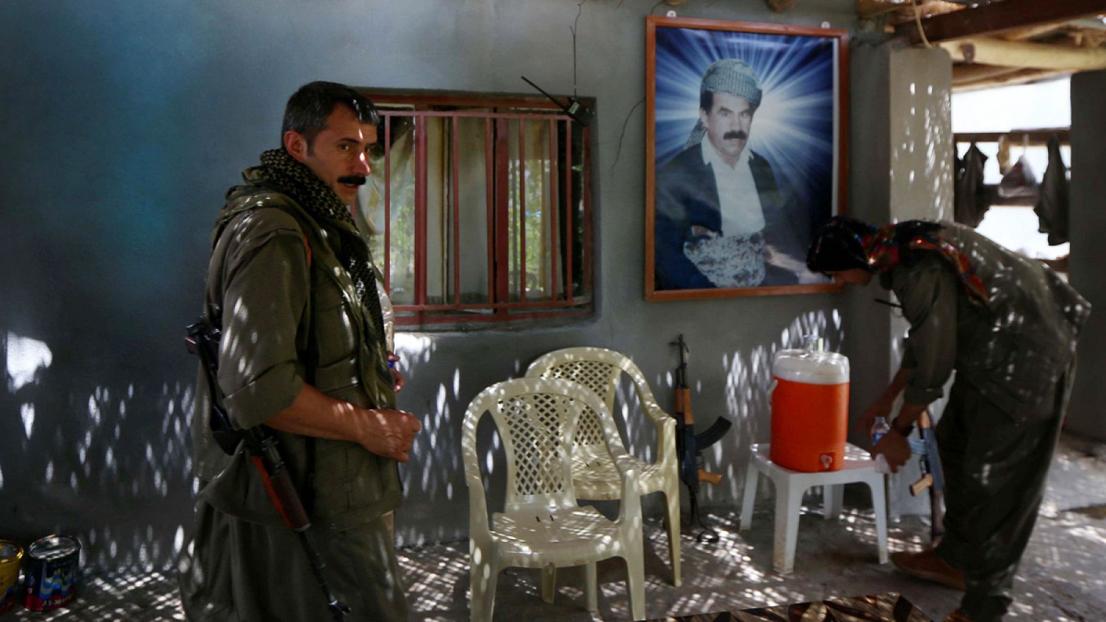 Guerrilleros kurdos del PKK en los montes Kandil, en Irak. Al fondo, un retrato de su líder, Abdulá Oçalan, preso en Turquía
