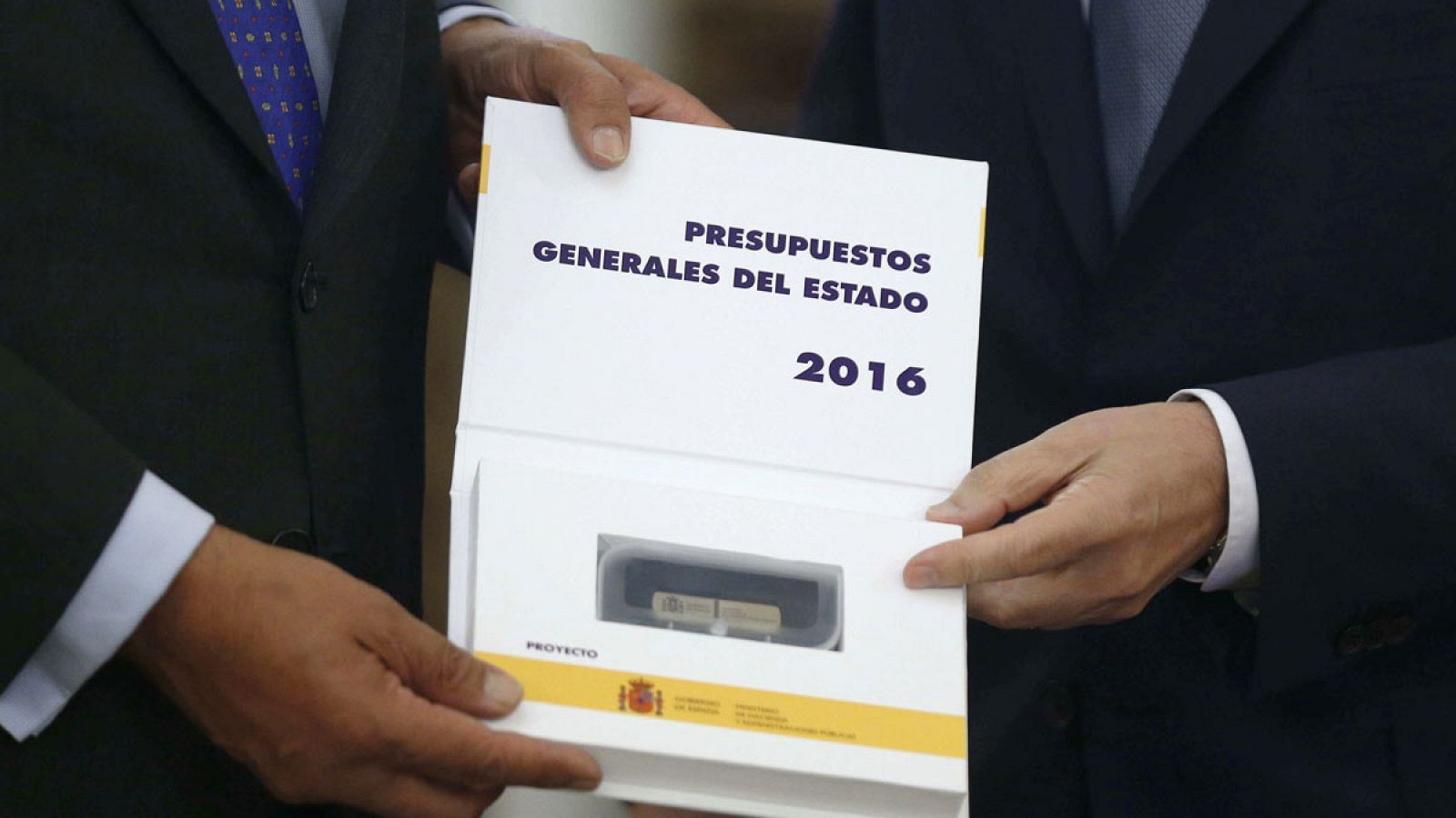 Primer plano del estuche que contiene el USB del proyecto de ley de Presupuestos Generales del Estado 2016
