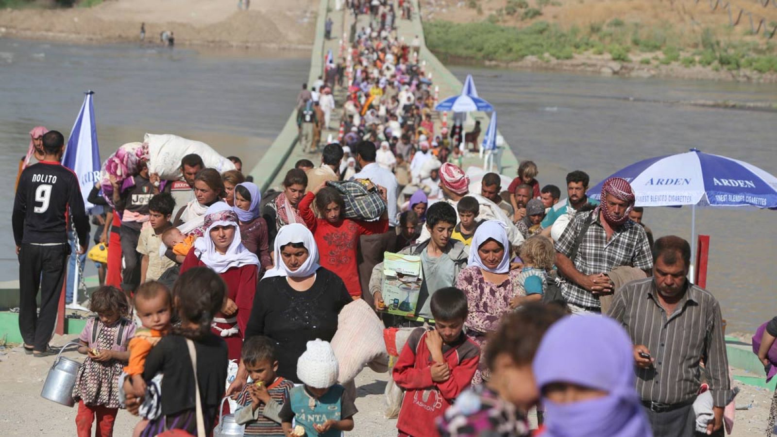 Imagen de archivo de refugiados yazidíes cruzando la frontera siria  hacia el norte de Irak
