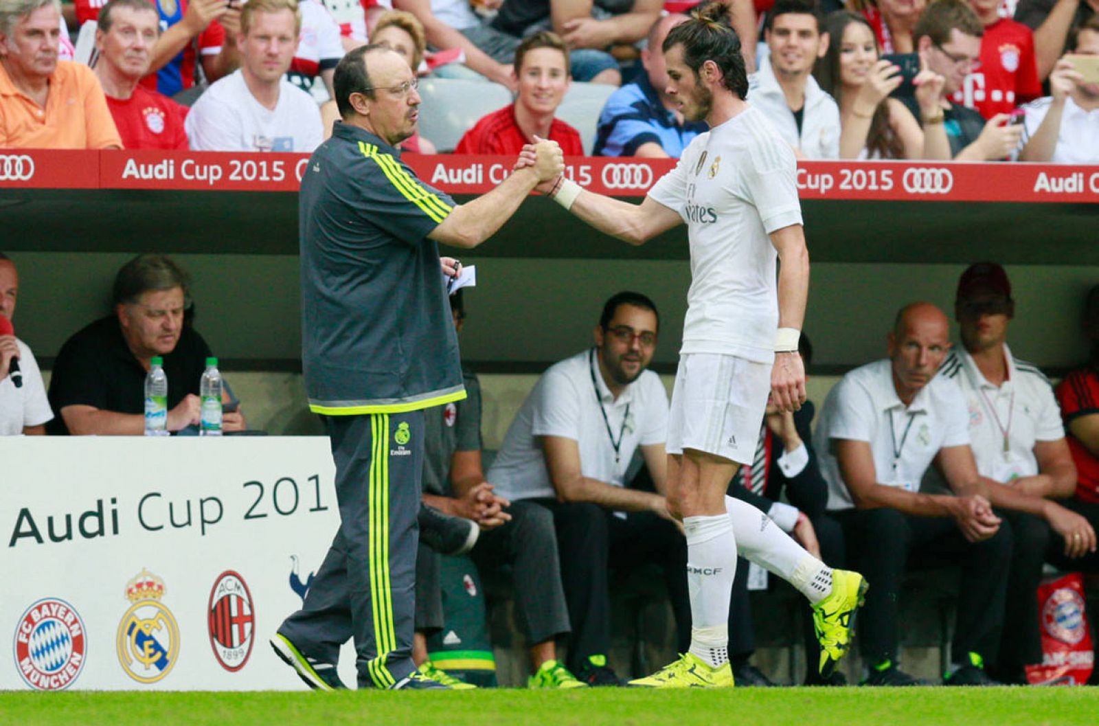 Benítez saluda a Bale tras ser sustituido en el partido ante el Tottenham