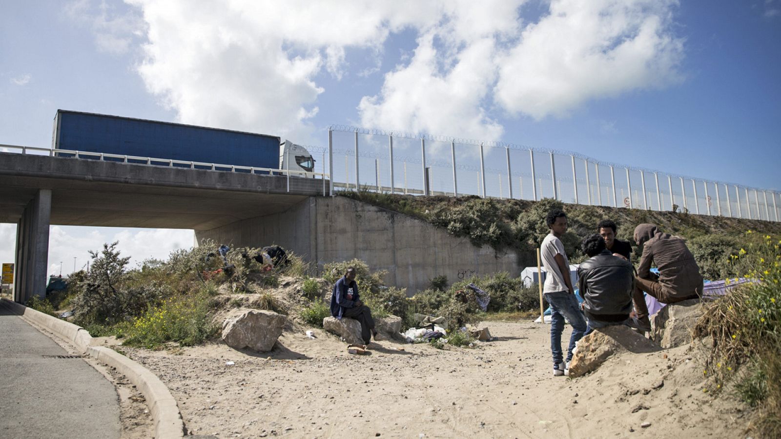 Un camión circula por la autopista próxima al campo de refugiados conocido como 'la jungla' cerca de Calais