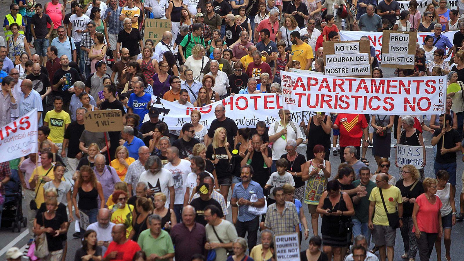 Imagen de archivo de una manifestación contra los apartamentos turísticos ilegales en Barcelona