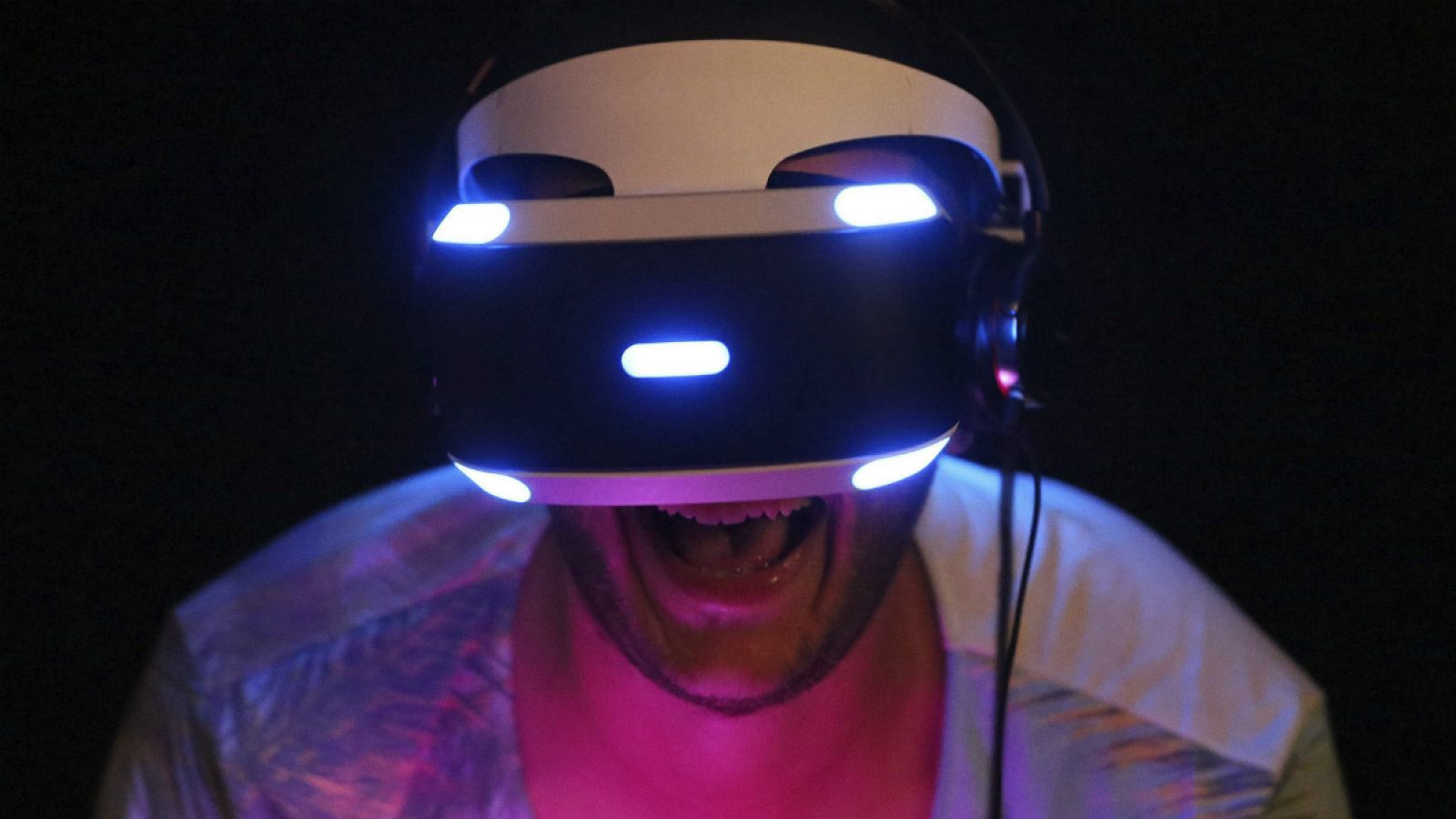 Un visitante de la Gamescom 2015 de Colonia probando el visor de realidad virtual de Sony, Morpheus VR.