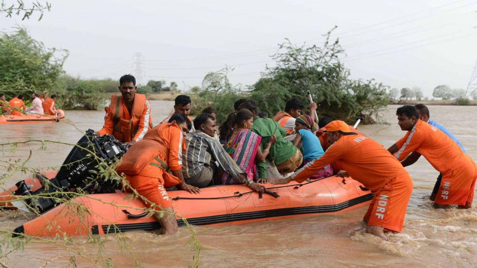 Operarios rescatan a familias afectadas por las inundaciones en Gujarat, en India