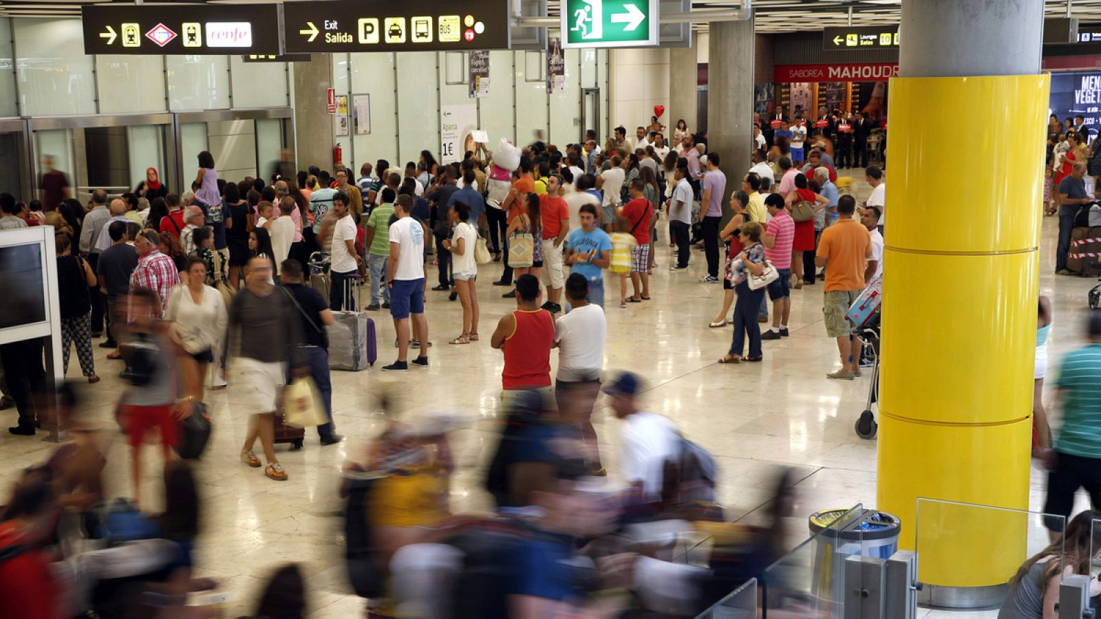 Viajeros en la zona de llegadas de la T4 en el aeropuerto Adolfo Suárez Madrid-Barajas