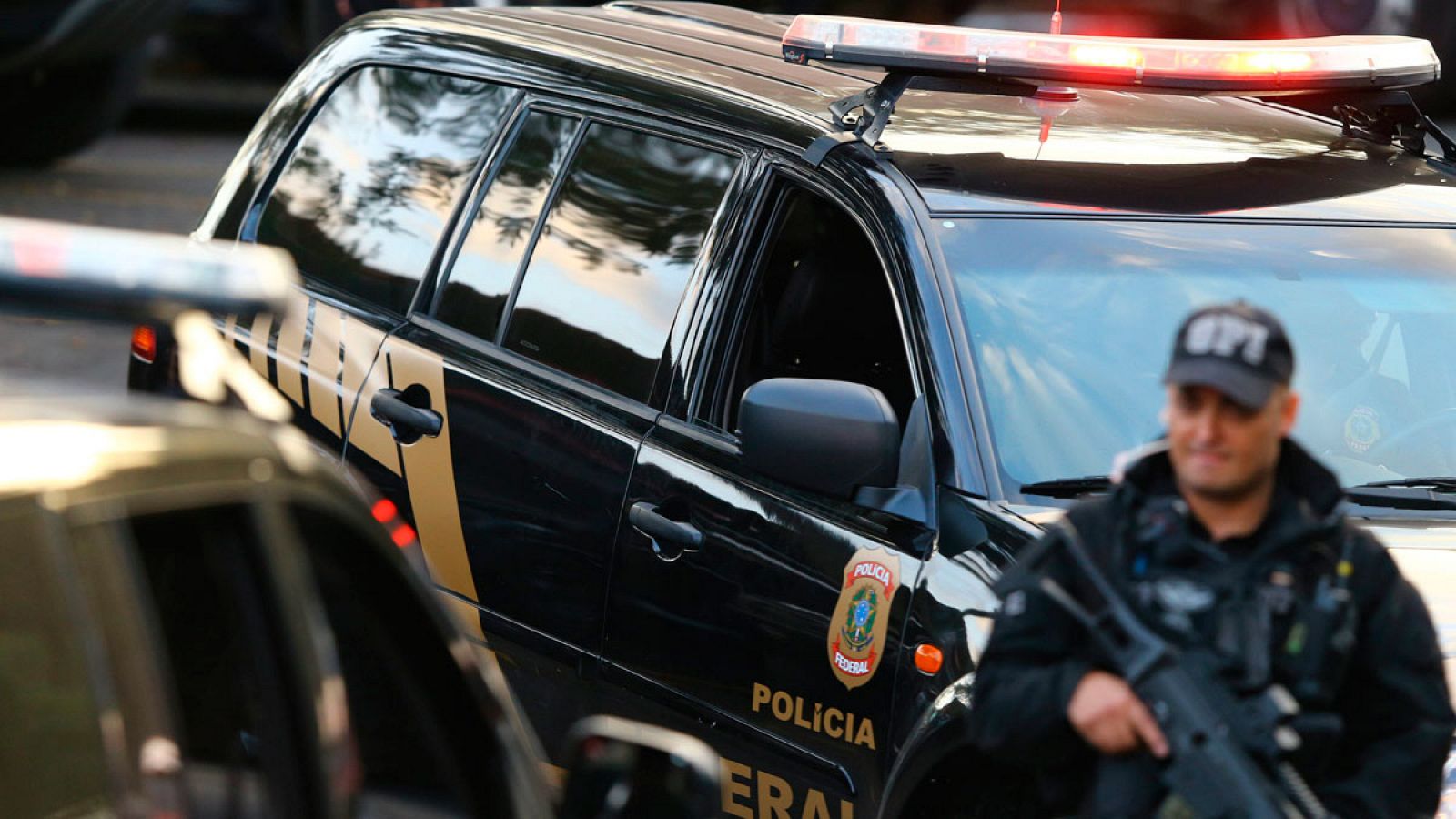 El exministro brasileño  Jose Dirceu llega en un coche policial a un centro de retención en la ciudad de Curitiba.
