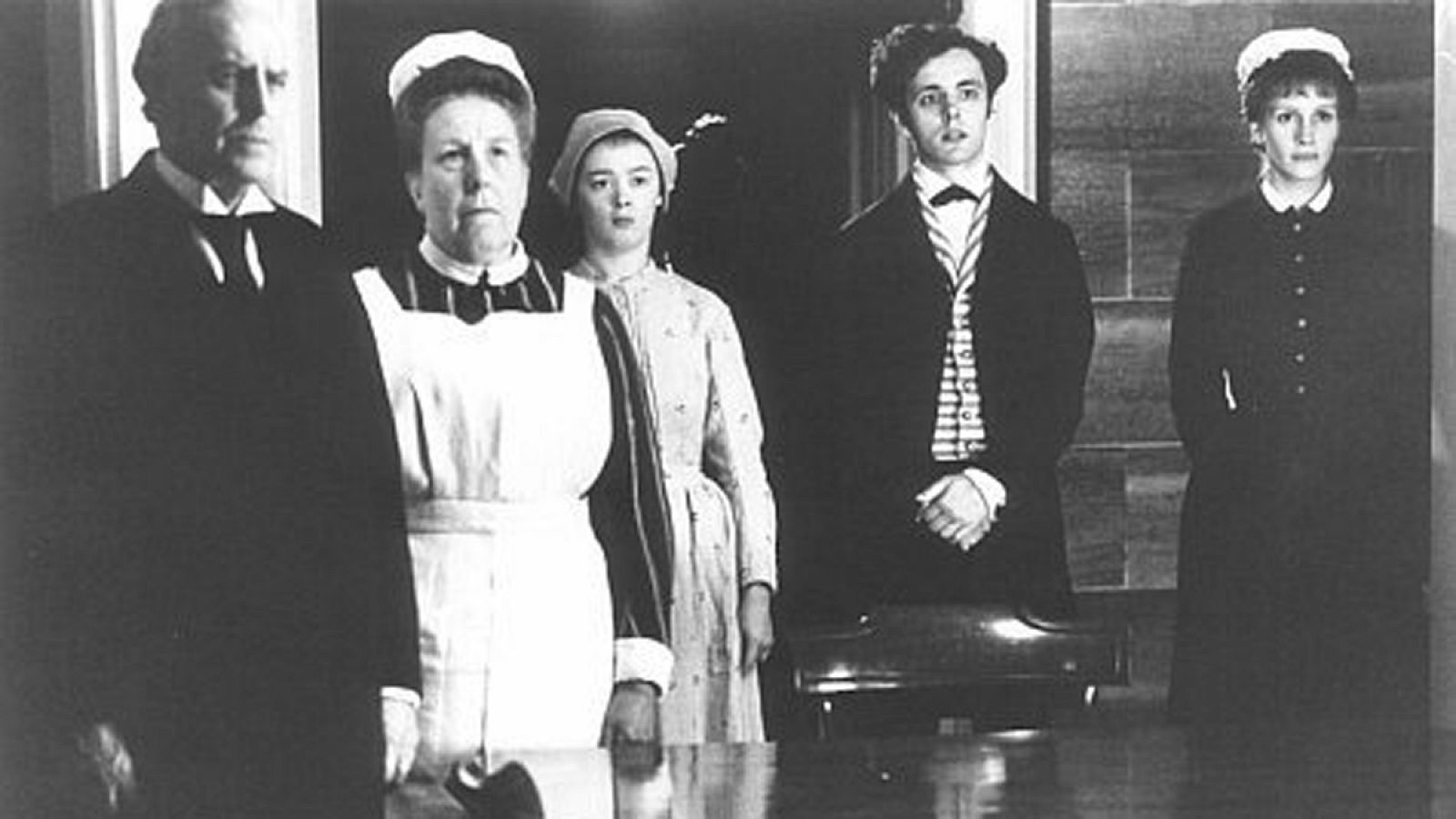 Fotograma de 'Mary Rielly' (1996), con George Cole (izq), Bronagh Gallagher, Michael Sheen, Kathy Staff y Julia Roberts.