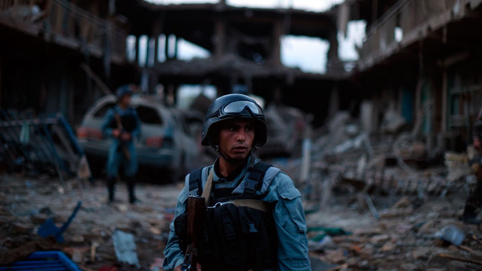 Un policía monta guardia ante los escombros de un mercado destrozado por un camión bomba en Kabul, Afganistán.
