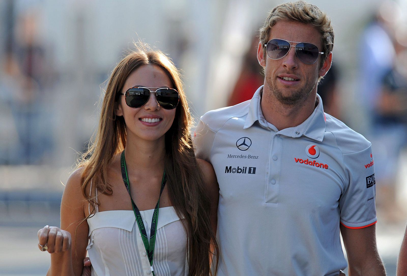 Imagen de archivo del piloto británico Jenson Button y su novia Jessica Michibata.
