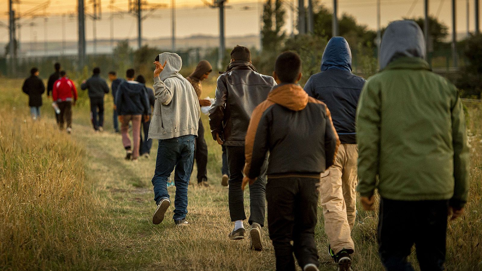 Migrantes caminan en dirección a la terminal del eurotúnel en Frethun, cerca de Calais, Francia