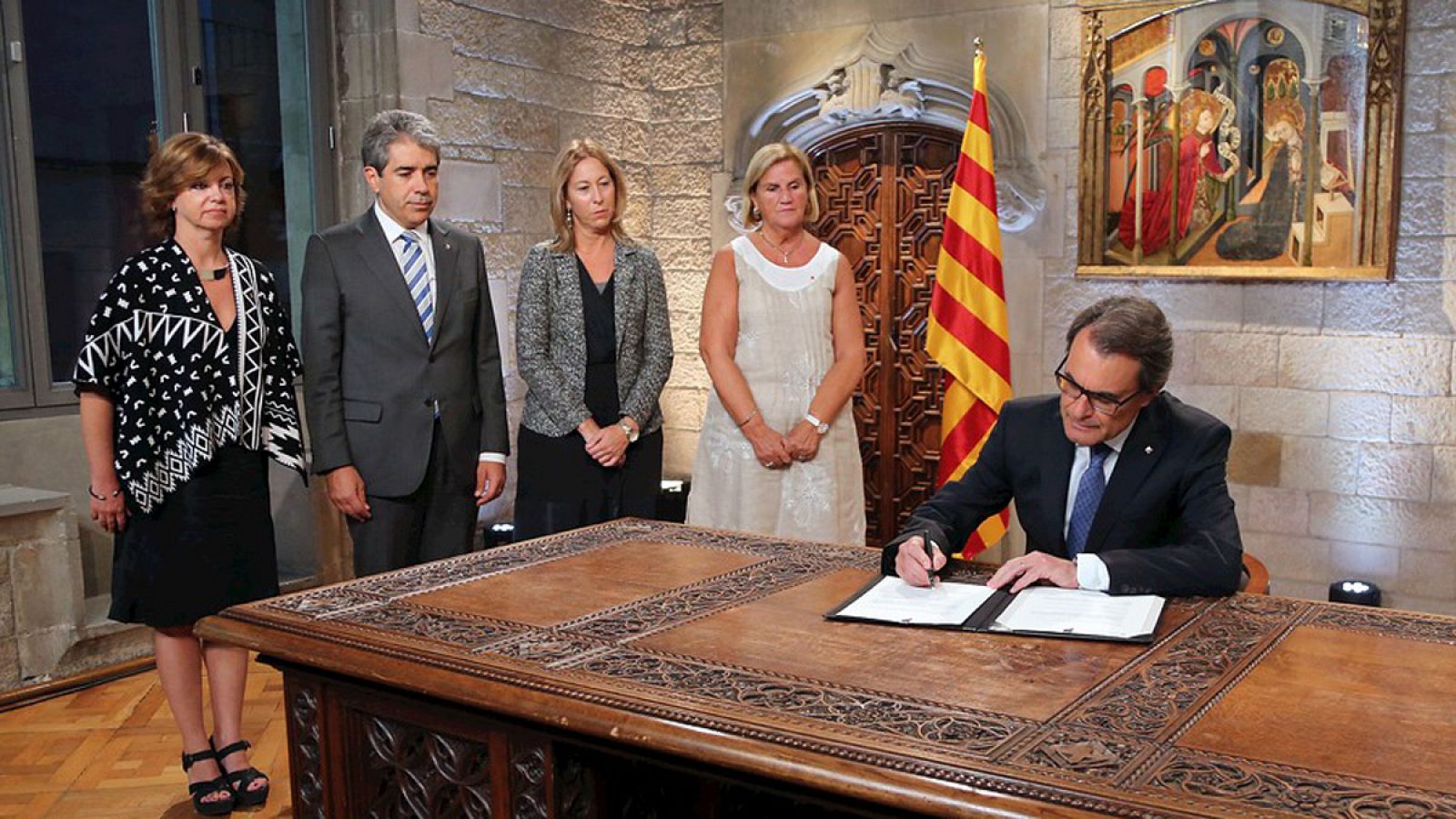 Artur Mas firma el decreto de convocatoria de elecciones. 