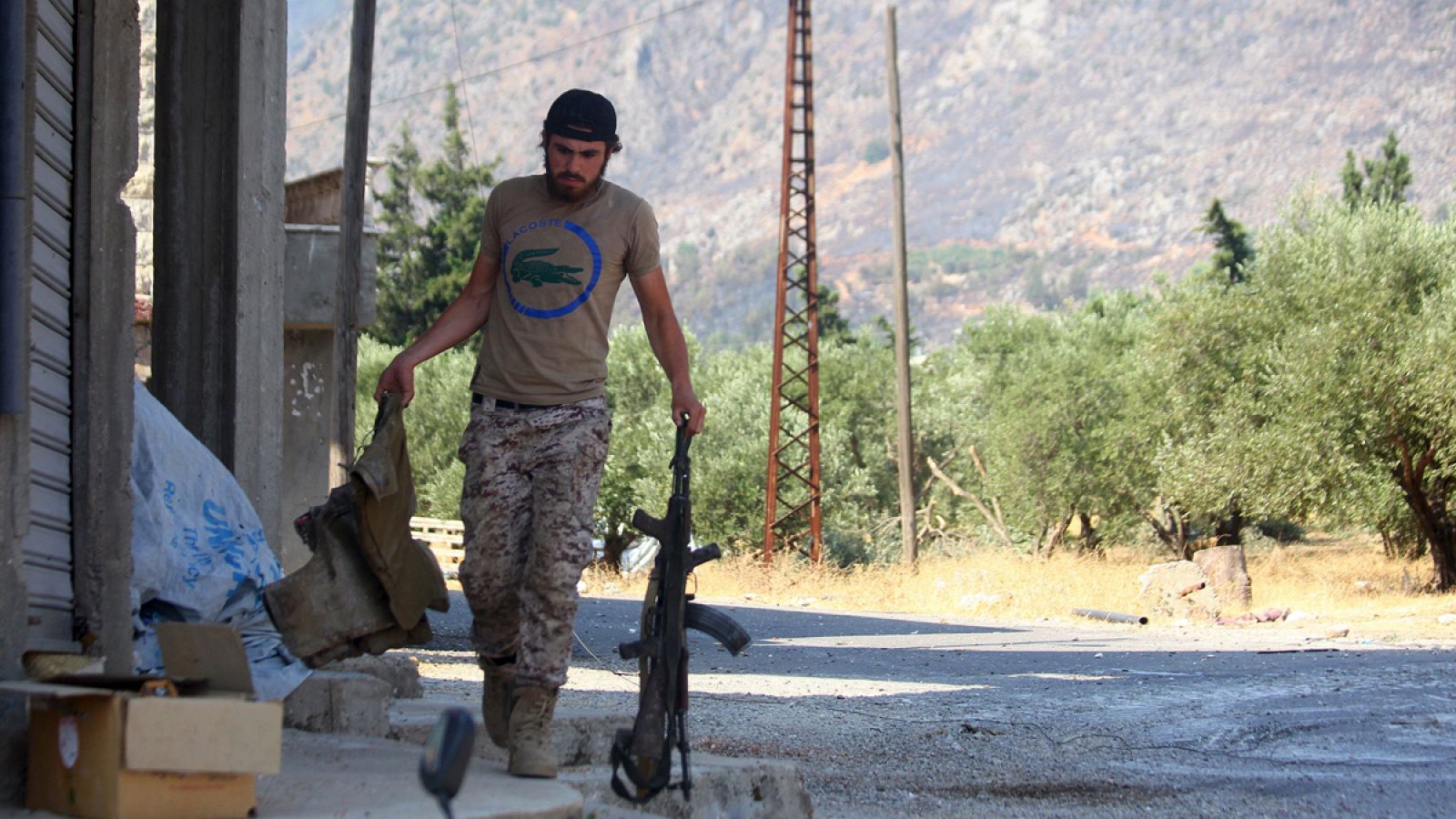 Un soldado del Frente Nusra en el pueblo de Safsafa tras un choque con las fuerzas leales a Bachar el Assad
