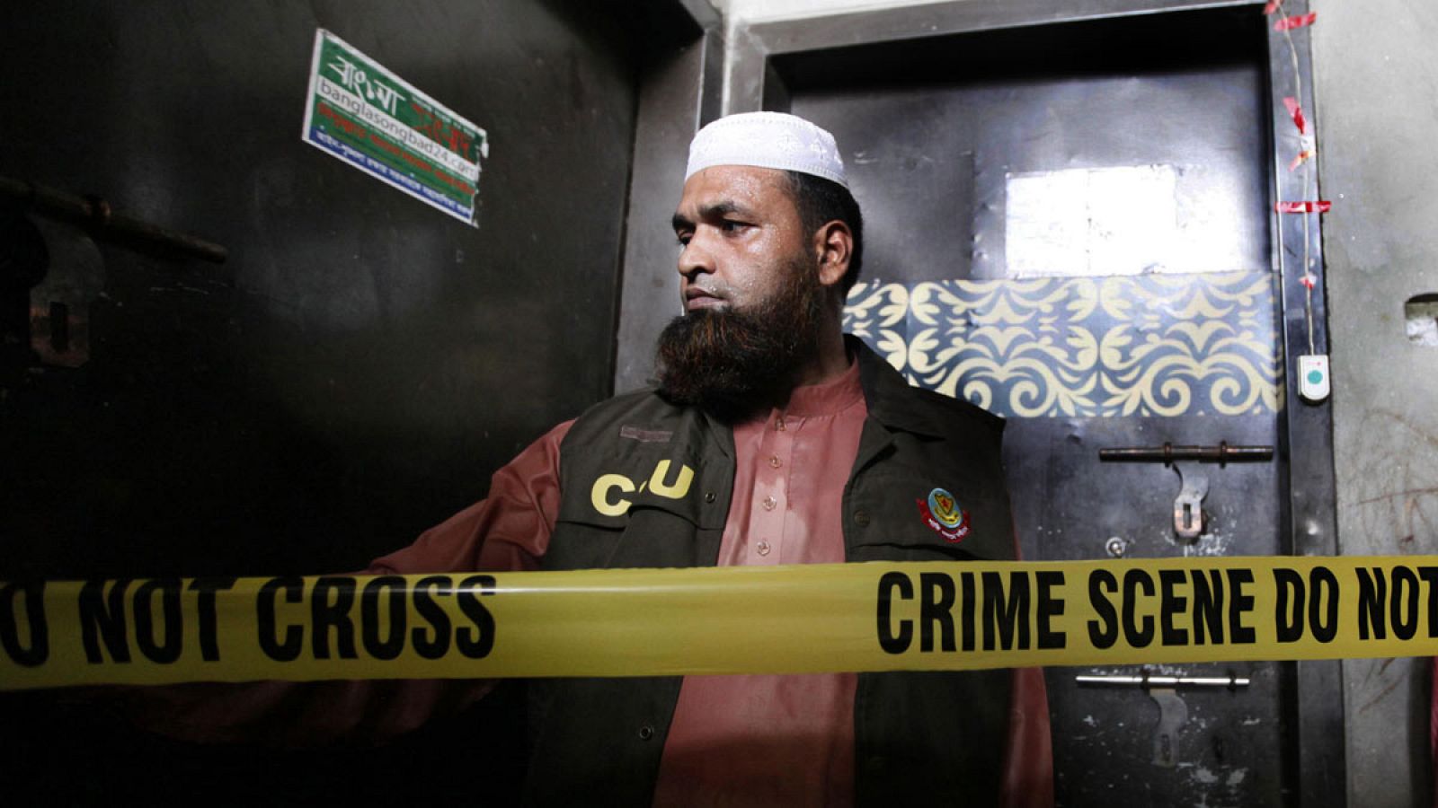 Un policía hace guardia enfrente del apartamento del bloguero asesinado en Bangladesh