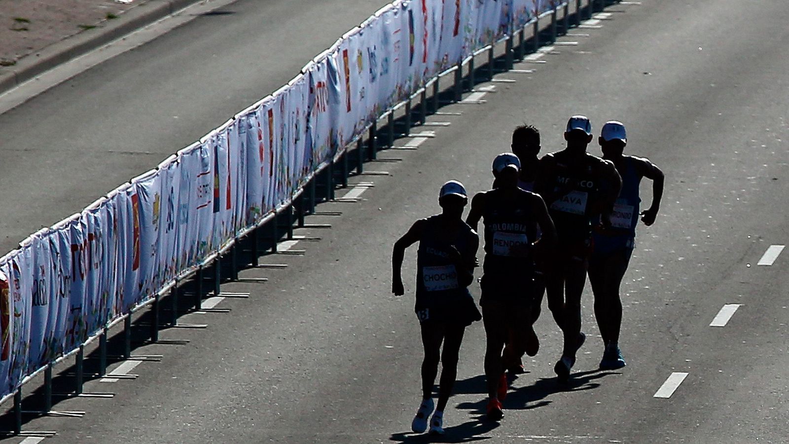 Varios atletas en una prueba de 50 kilómetros marcha.