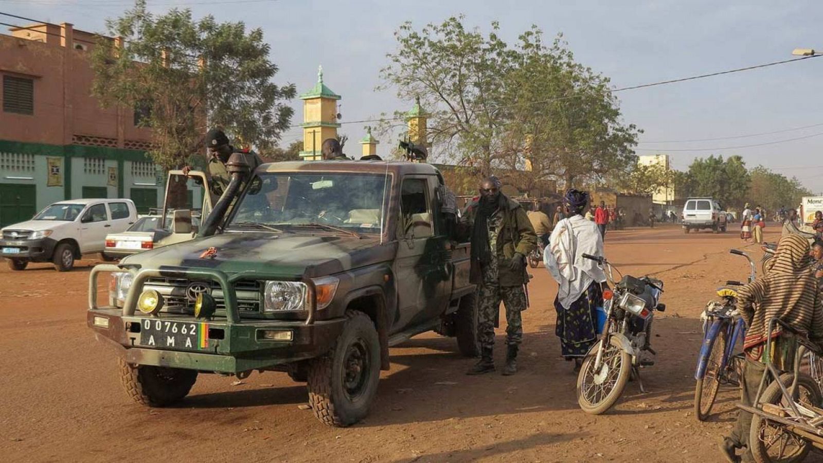 Fuerzas de Seguridad malienses patrullan la ciudad de Sévaré, en Mali, en 2013