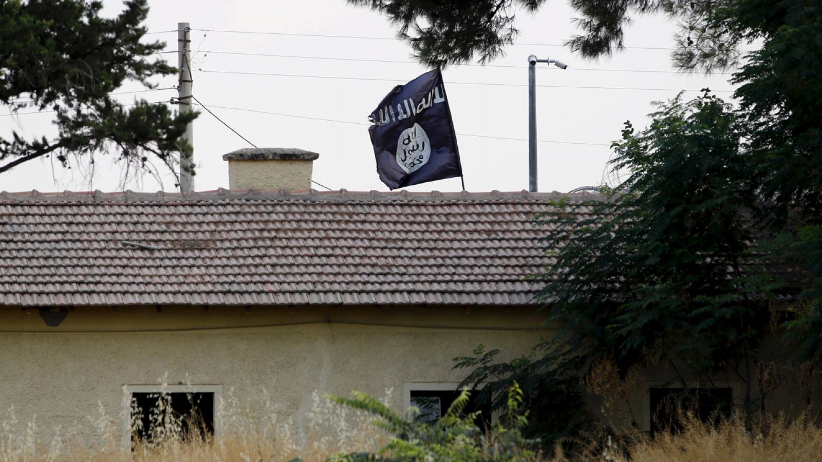 Bandera del Estado Islámico en un puesto fronterizo entre Siria y Turquía