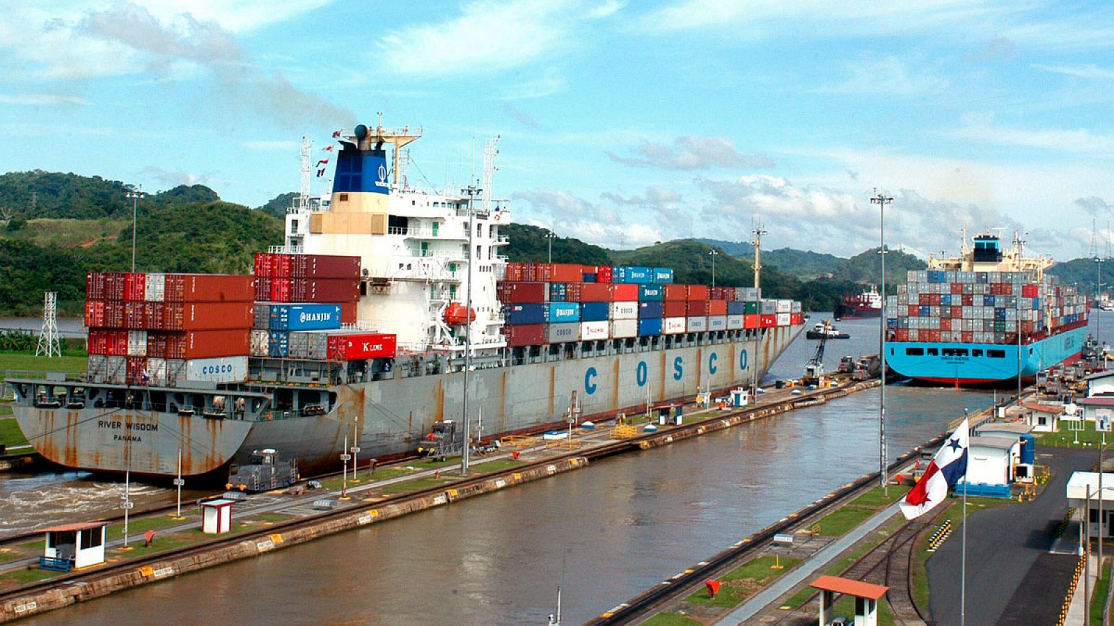 Buques porta contenedores transitan por las esclusas de Miraflores en el Canal de Panamá (Archivo).