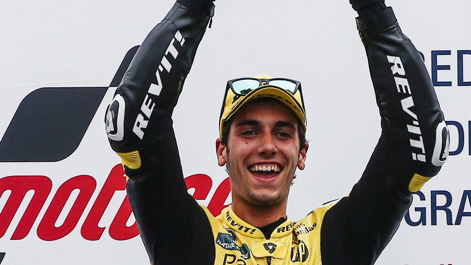 El español Alex Rins celebra su victoria en Indianápolis