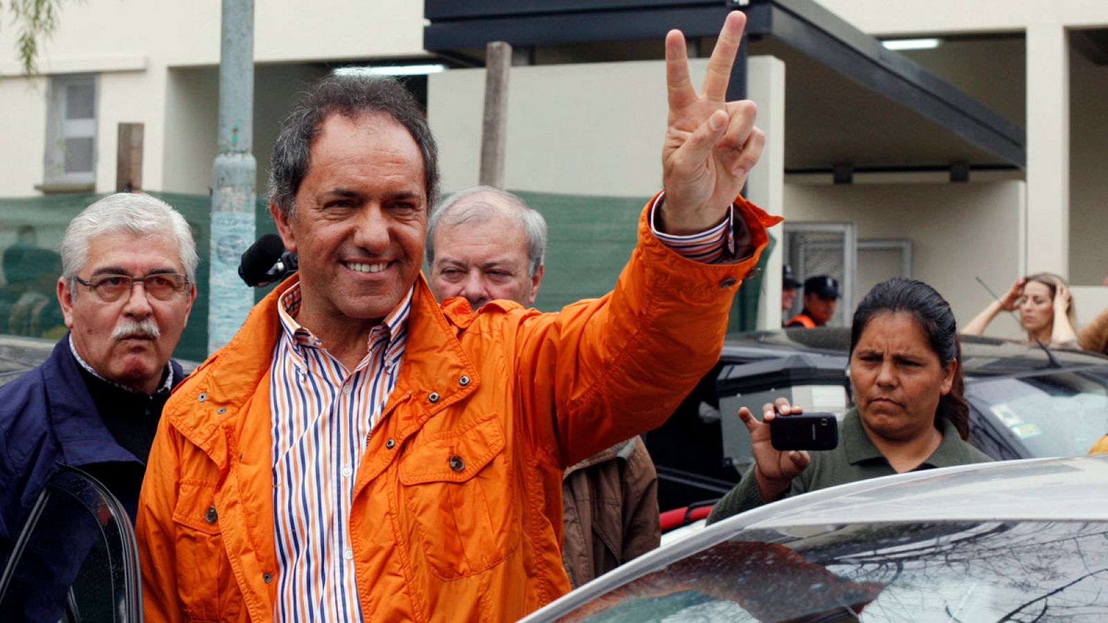 El candidato kirchnerista, Daniel Scioli, tras depositar su voto en un colegio electoral de Buenos Aires.
