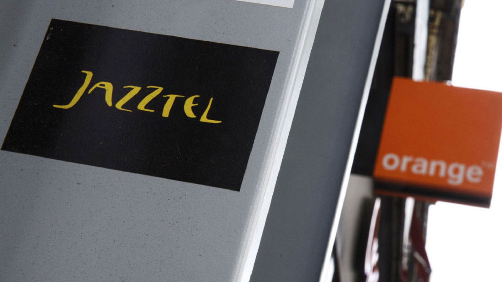 Logos de Jazztel y Orange en una calle de Madrid