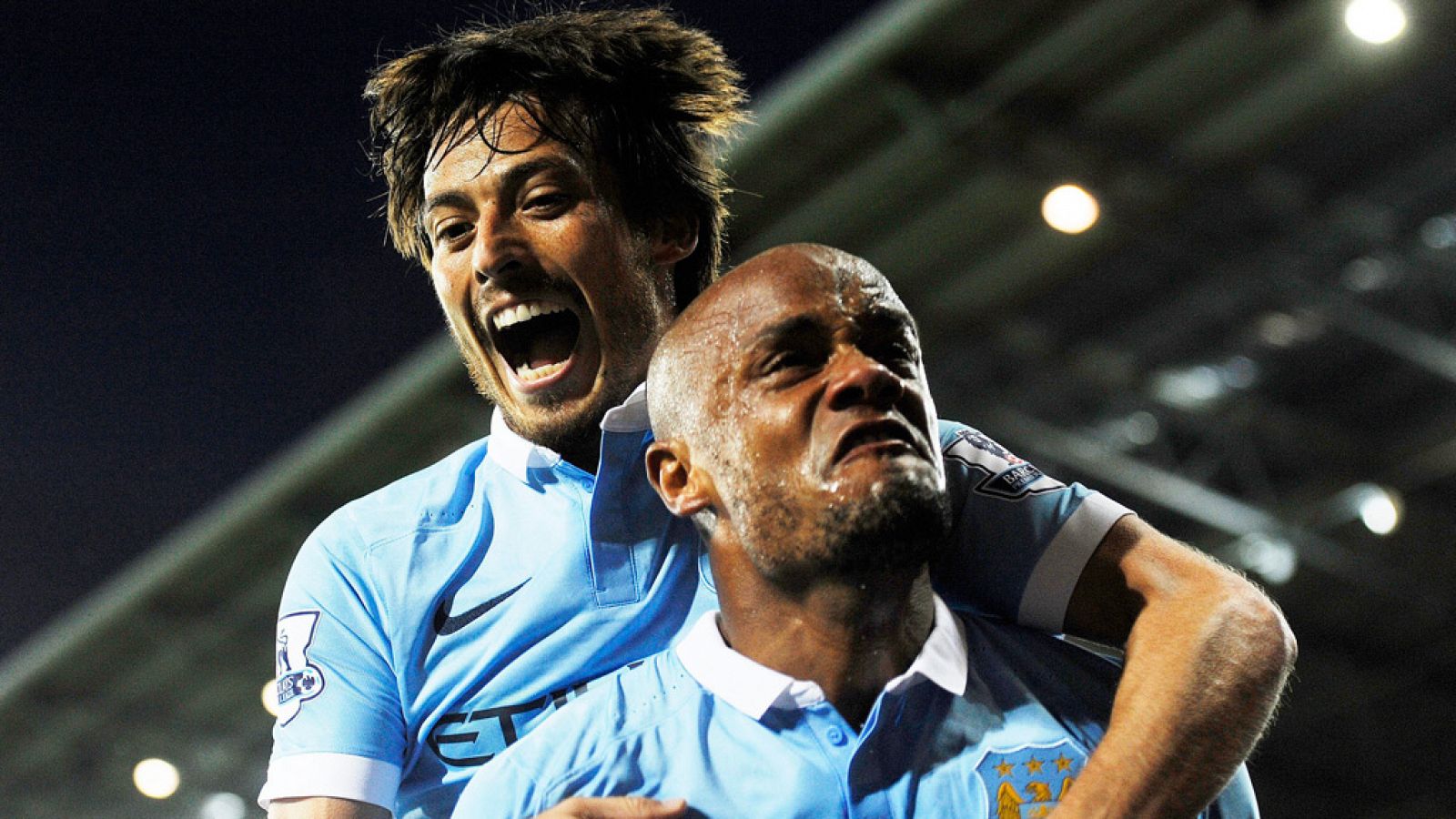 David Silva celebra el gol de su compañero en el Manchester City Yaya Touré.