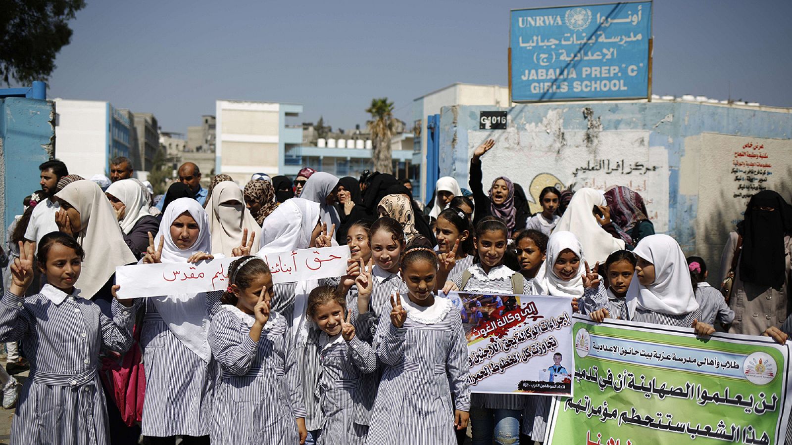 Escolares palestinos en una protesta por la reducción de programas educativos de la UNRWA en el campo de refugiados de Yabalia, Gaza