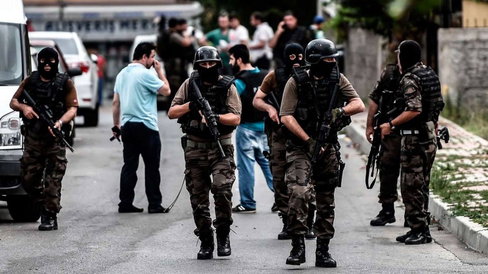 Fuerzas especiales de la policía turca patrullan durante los ataques del lunes en Estambul