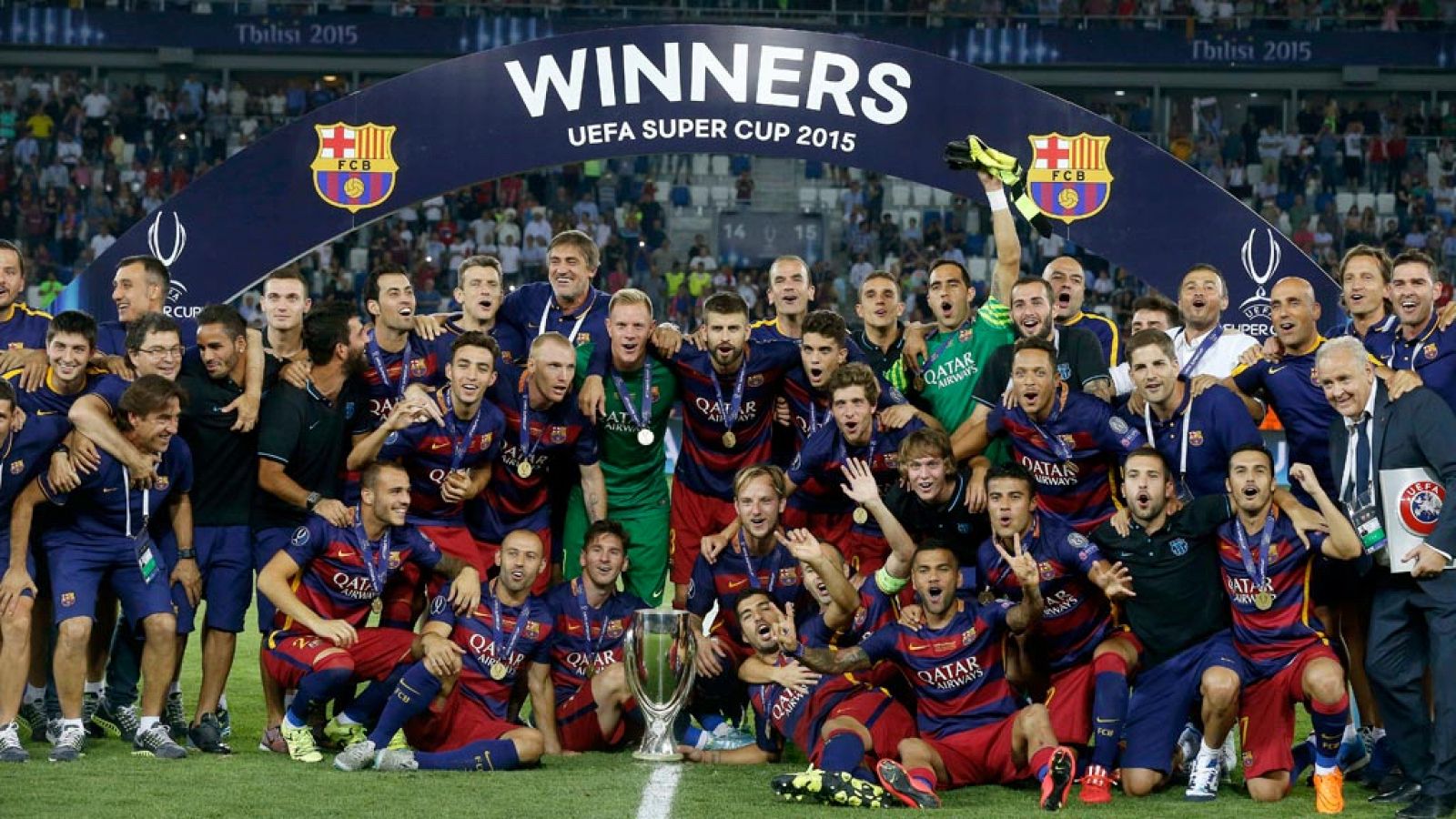 El Barcelona se alzó con la Supercopa de Europa, el primero de los seis títulos a los que opta esta temporada, tras derrotar en la prórroga al Sevilla (5-4), en una auténtica fiesta del fútbol español que se decidió el futbolista que está a punto de