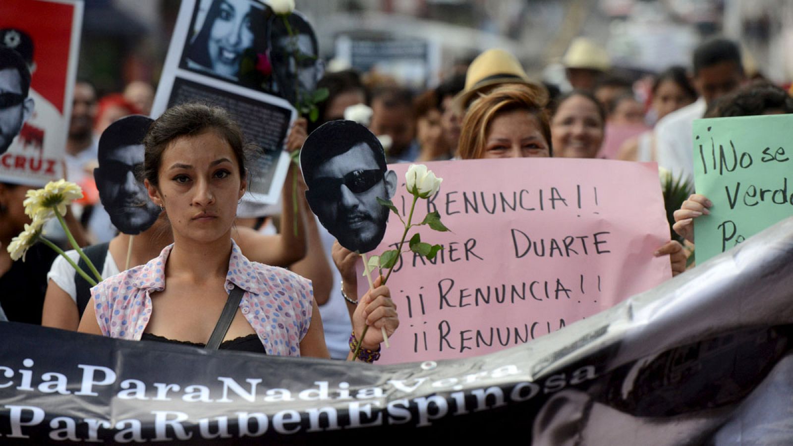 Activistas con fotografías del periodista asesinado Rubén Espinosa durante una manifestación en Xalapa, capital del estado de Veracruz, en México, el 10 de agosto de 2015.