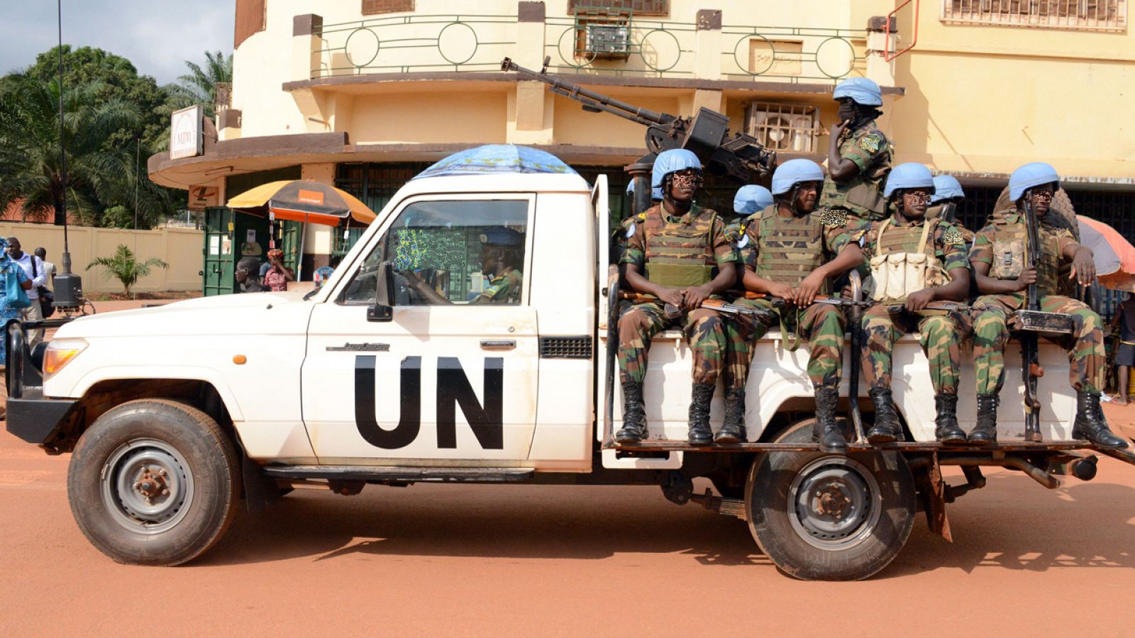 Cascos azules patrullan en Bangui (República Centroafricana) el año pasado. (Imagen editada a partir de una fotografía de AFP).