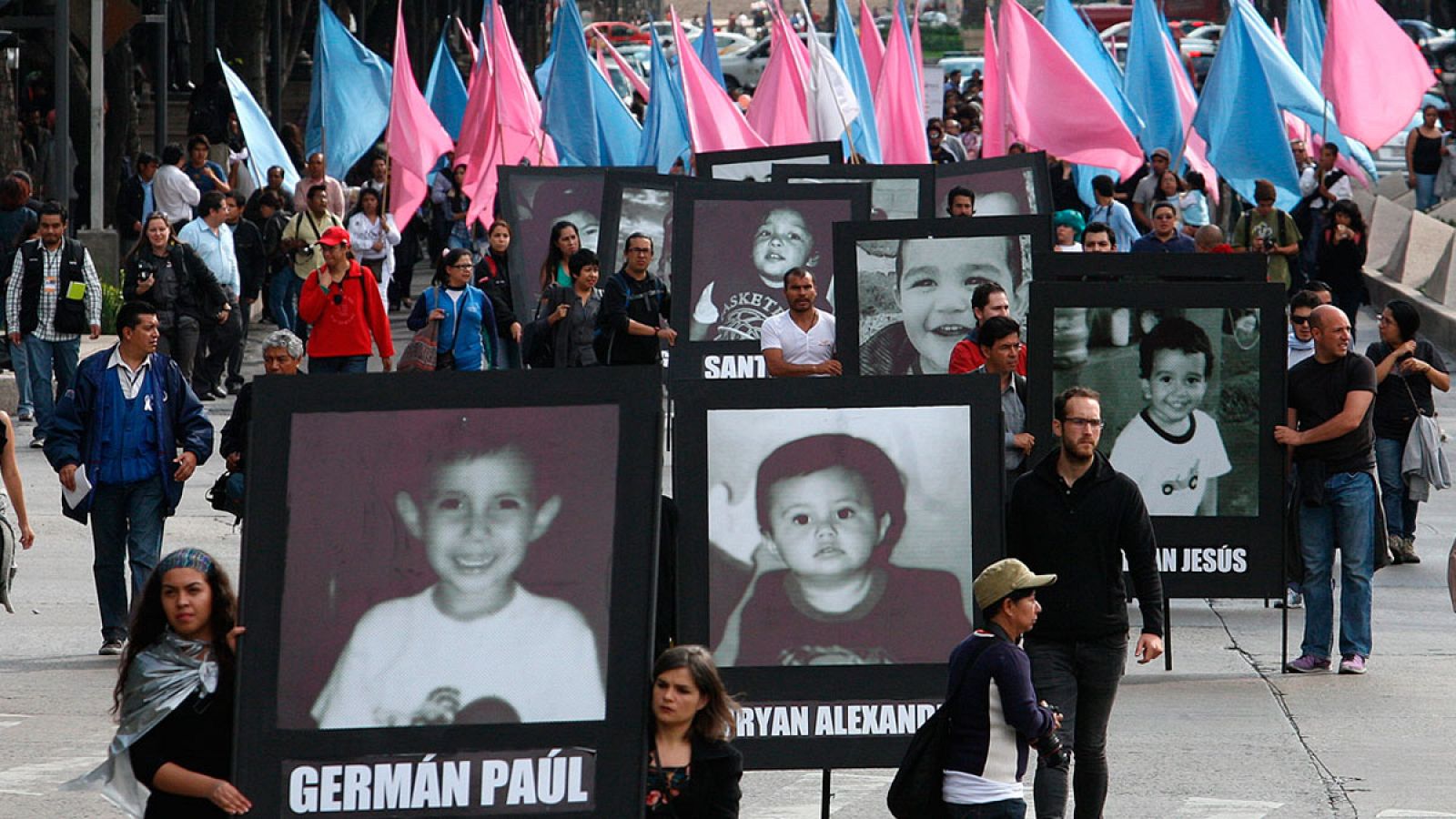 Imagen de archivo de una marcha para recordar a los 49 niños fallecidos en la guardería ABC en México.