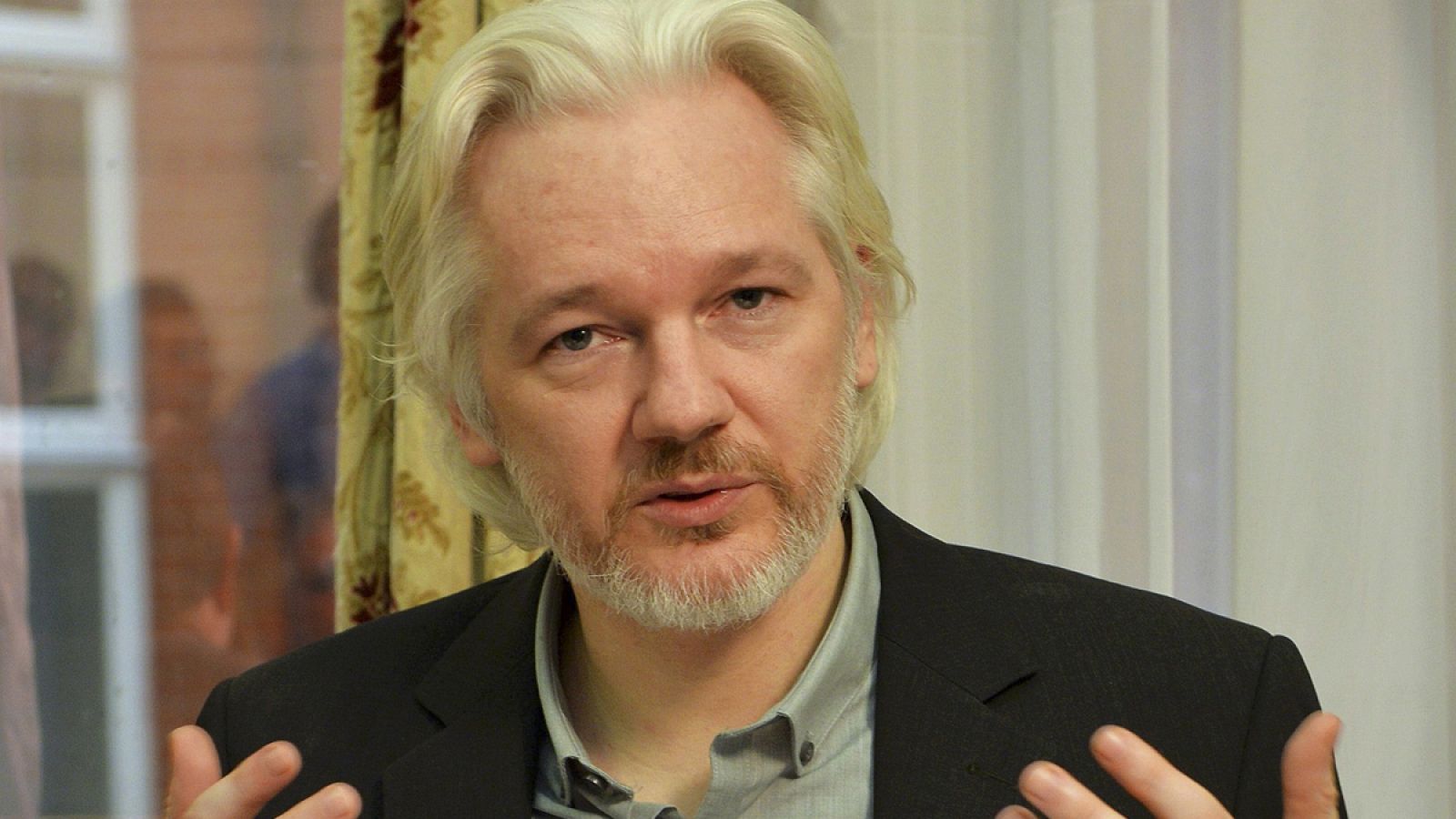 Julian Assange en la embajada ecuatoriana en Londres