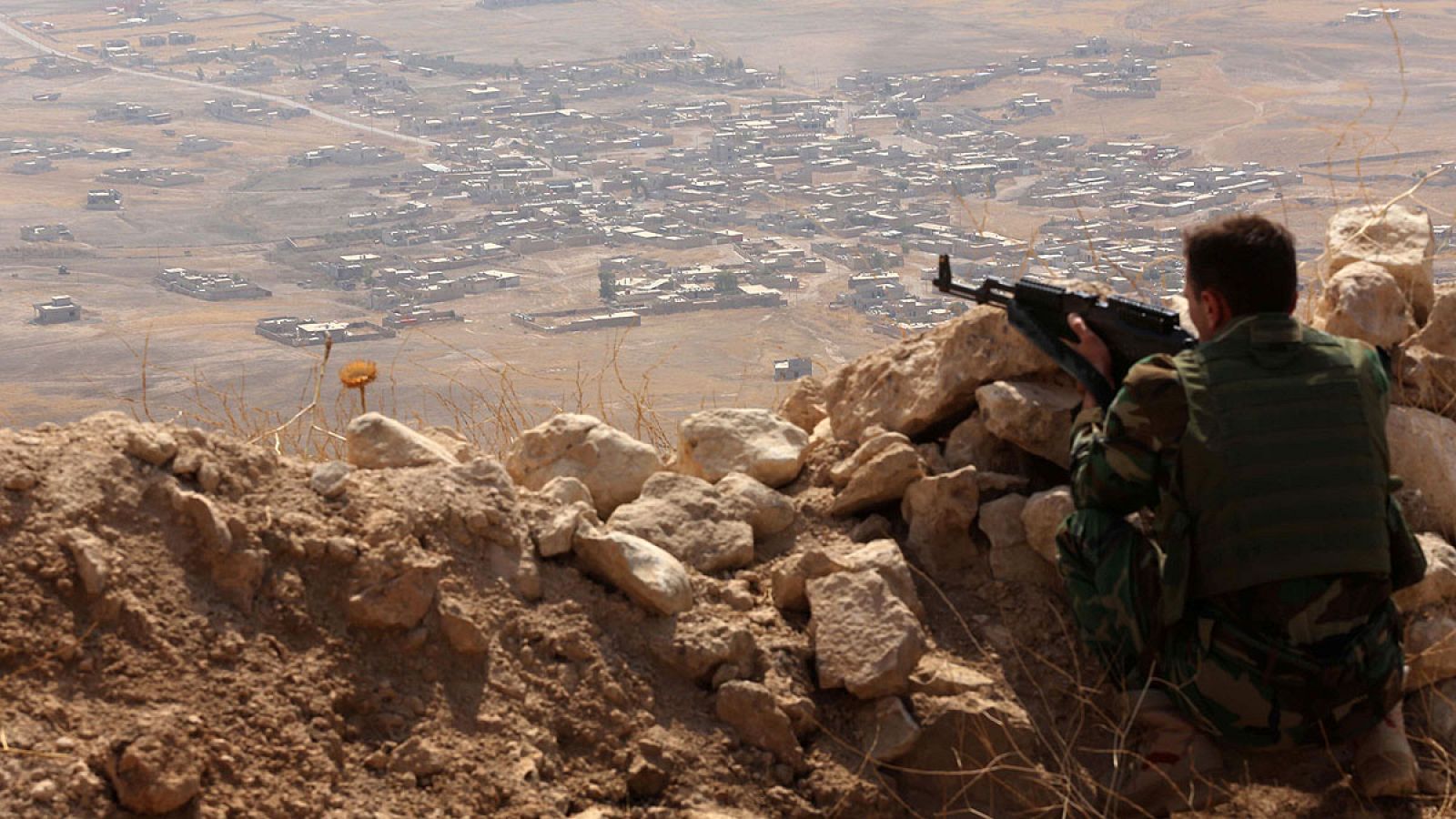 Un guerrillero kurdo (peshmerga) monta guardia en el Monte Zardak, a 25 kilómetros al este de Mosul