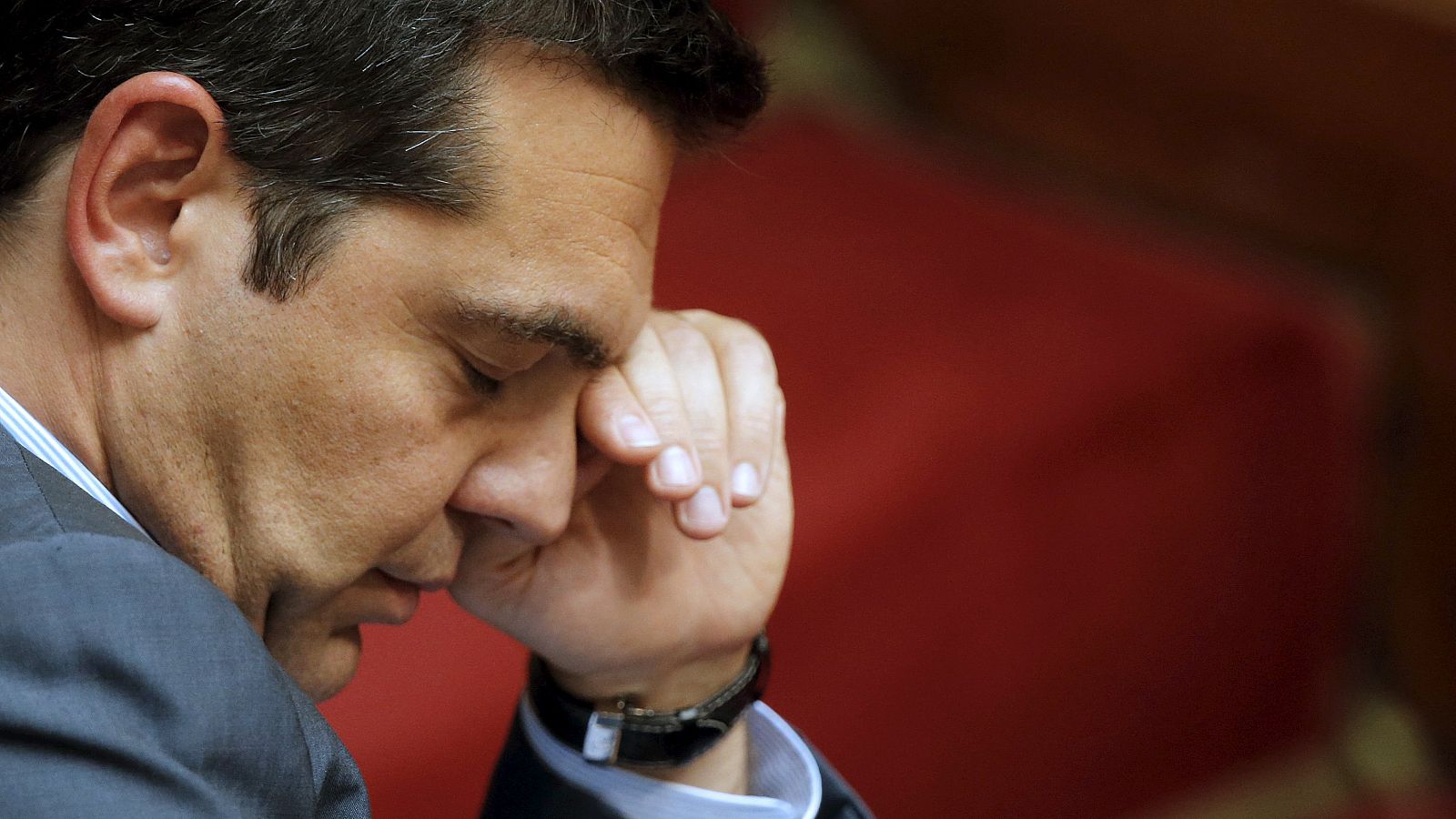 El primer ministro griego, Alexis Tsipras, durante la votación del rescate en el Parlamento