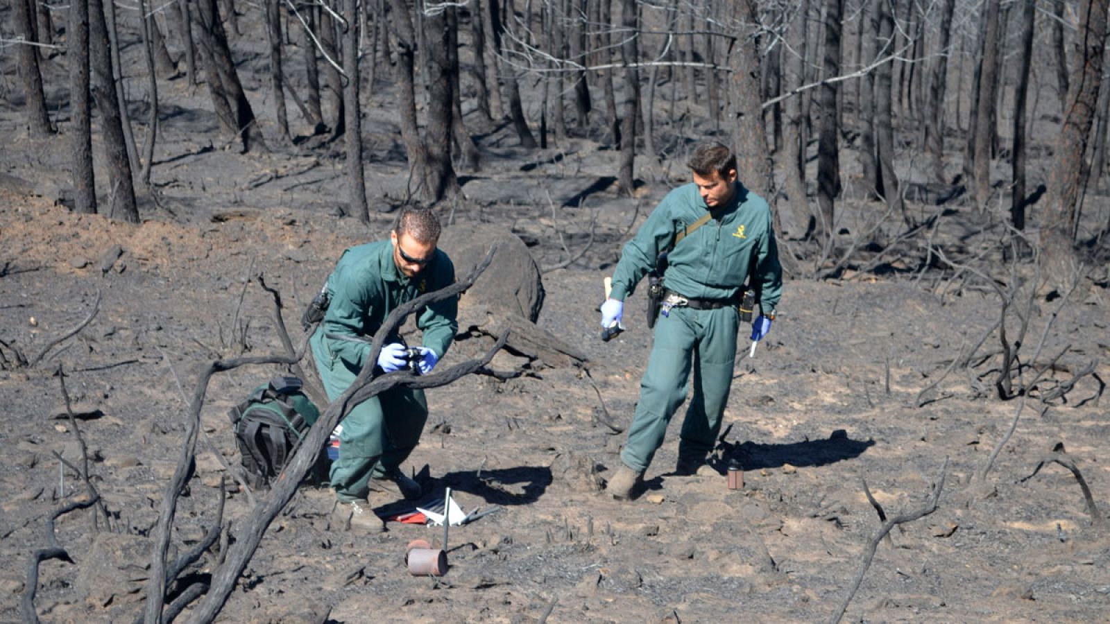 Operarios de la Guardia Civil investigan las causas del incendio en Sierra de Gata
