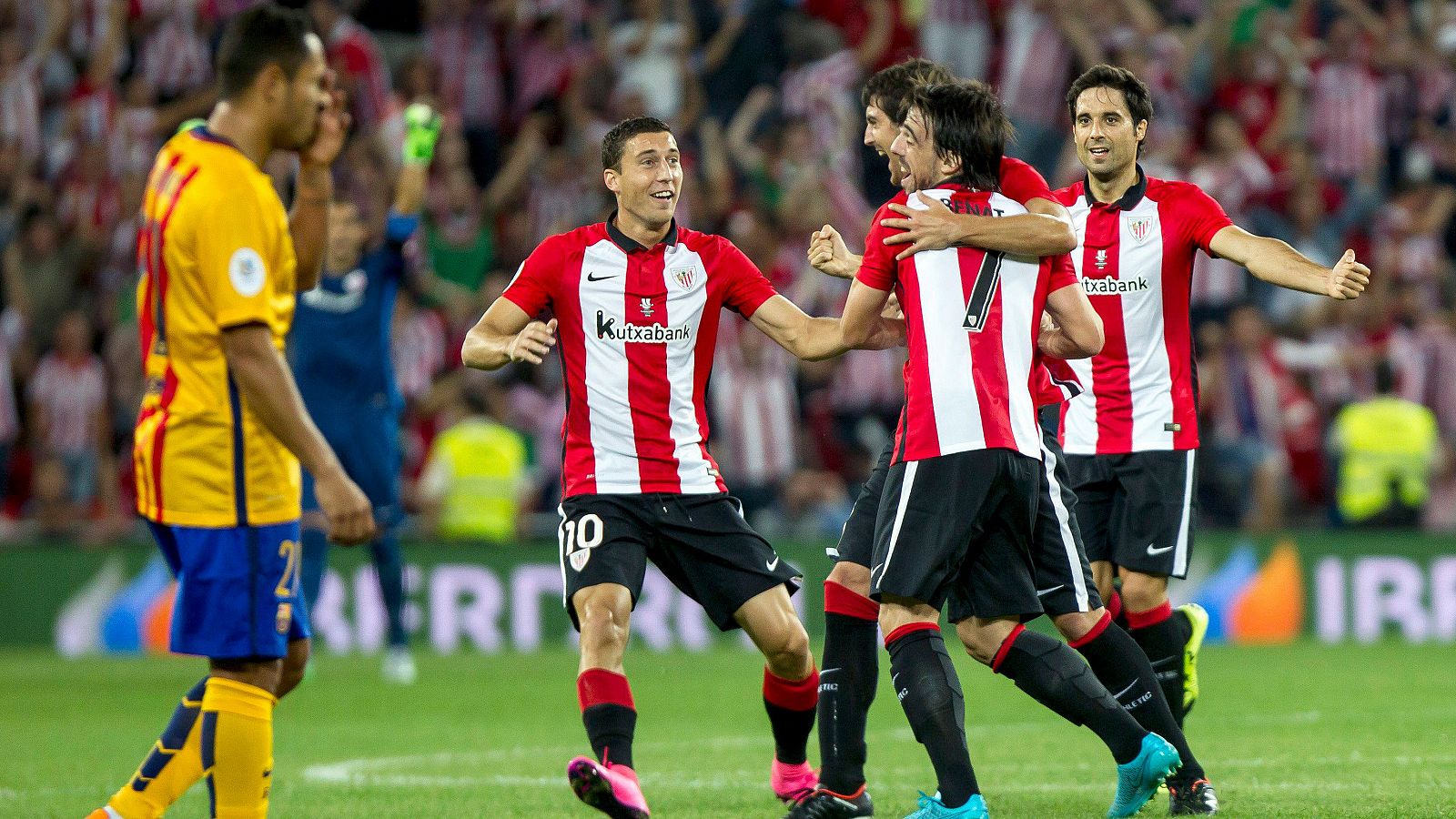 Los jugadores del Athletic celebran el gol de San José.