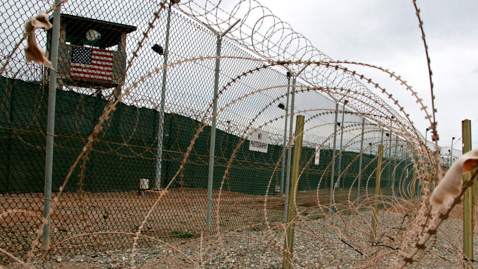 Foto de archivo de la valla de seguridad que rodea el centro de detención de máxima seguridad de Camp Delta, en la base naval estadounidense de Guantánamo (Cuba).