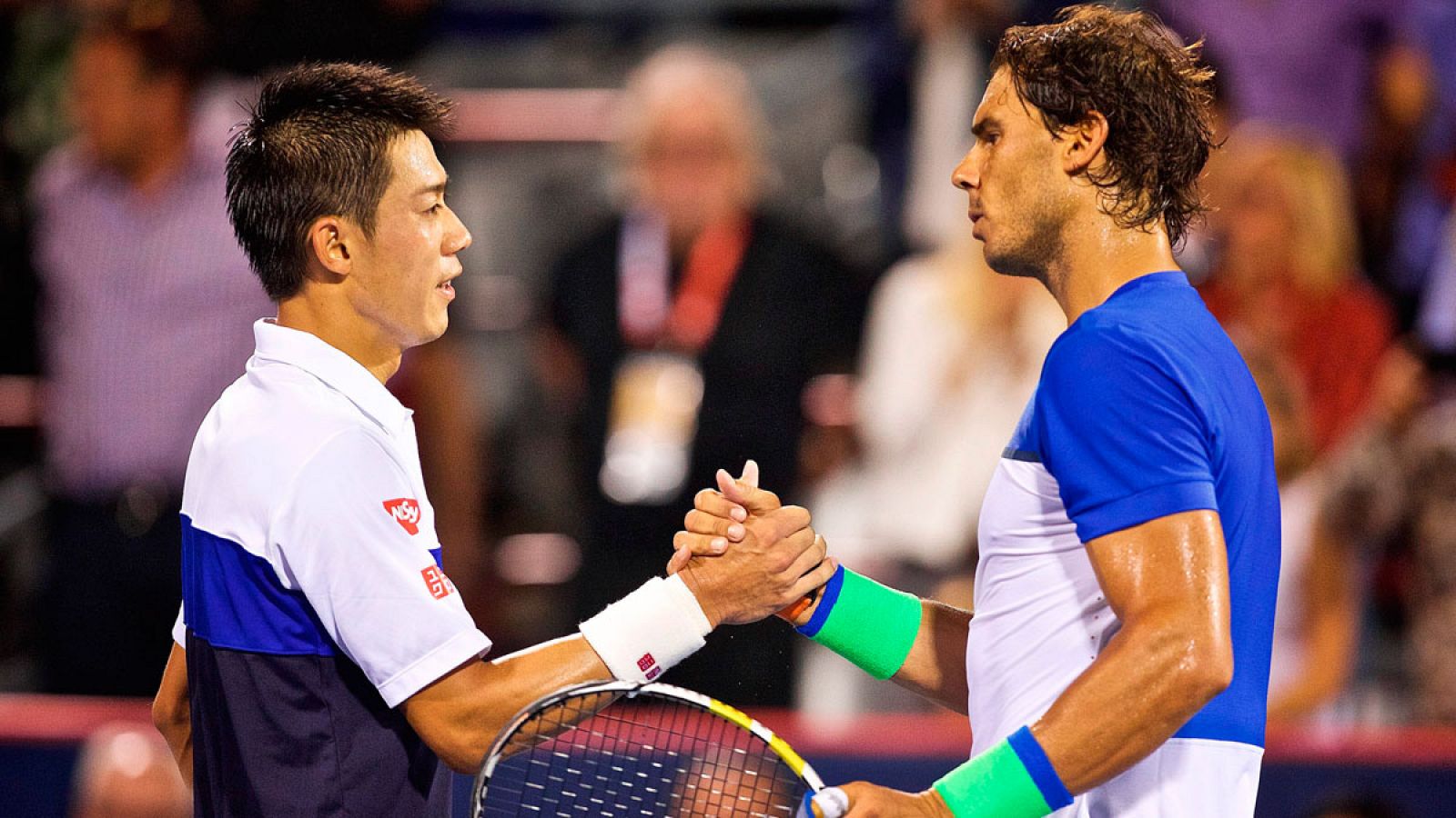 El español Rafa Nadal estrecha la mano del japonés Kei Nishikori tras ser derrotado en el Masters de Montreal.