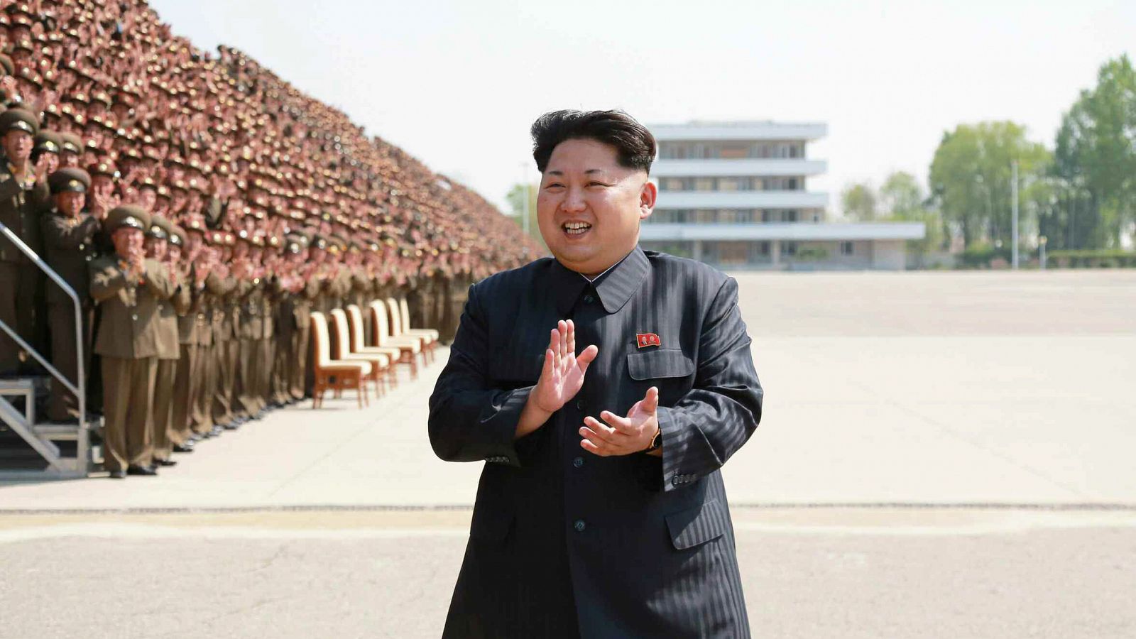 El líder norcoreano, Kim Jong Un, visita a soldados en un campo de entrenamiento