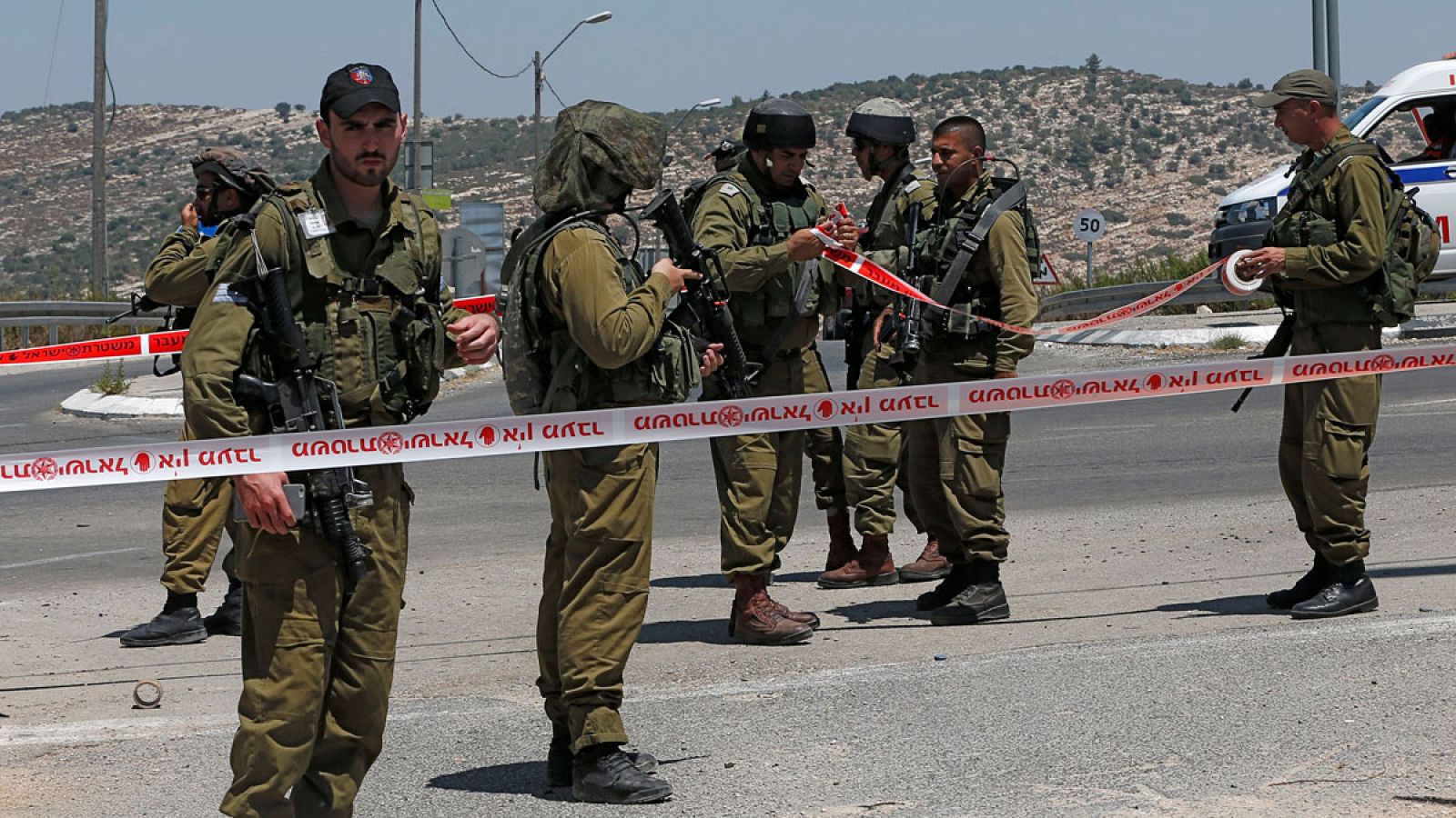 Fuerzas de seguridad israelíes acordonan el lugar del ataque