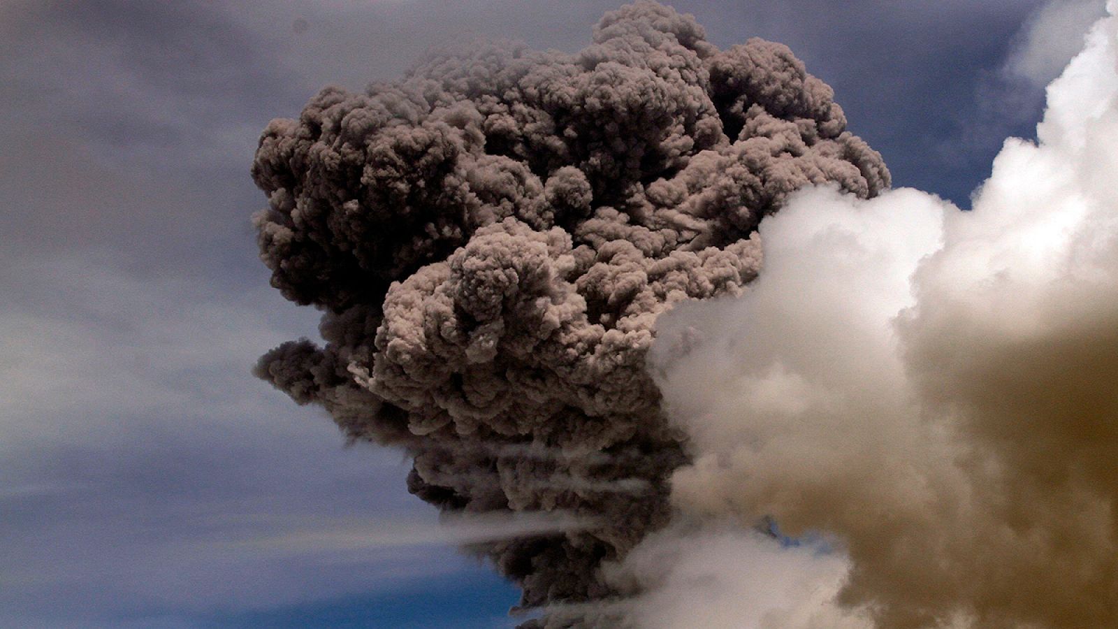 Las autoridades han evacuado zonas cercanas al volcán Cotopaxi